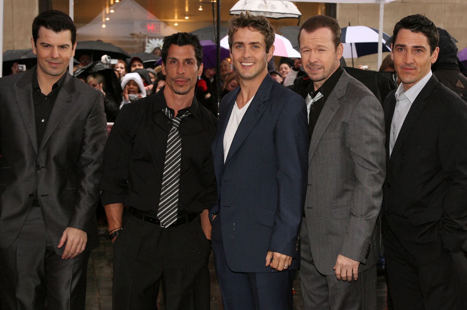 Jordan Knight, Danny Wood, Joey McIntyre, Donnie Wahlberg und Jonathan Knight machten als New Kids On The Block in den frühen 90er-Jahren Weltkarriere. Nach ihrer Trennung 1994 formierten sie sich 2008 (Foto) neu. (Bild: 2008 Getty Images/Bryan Bedder)