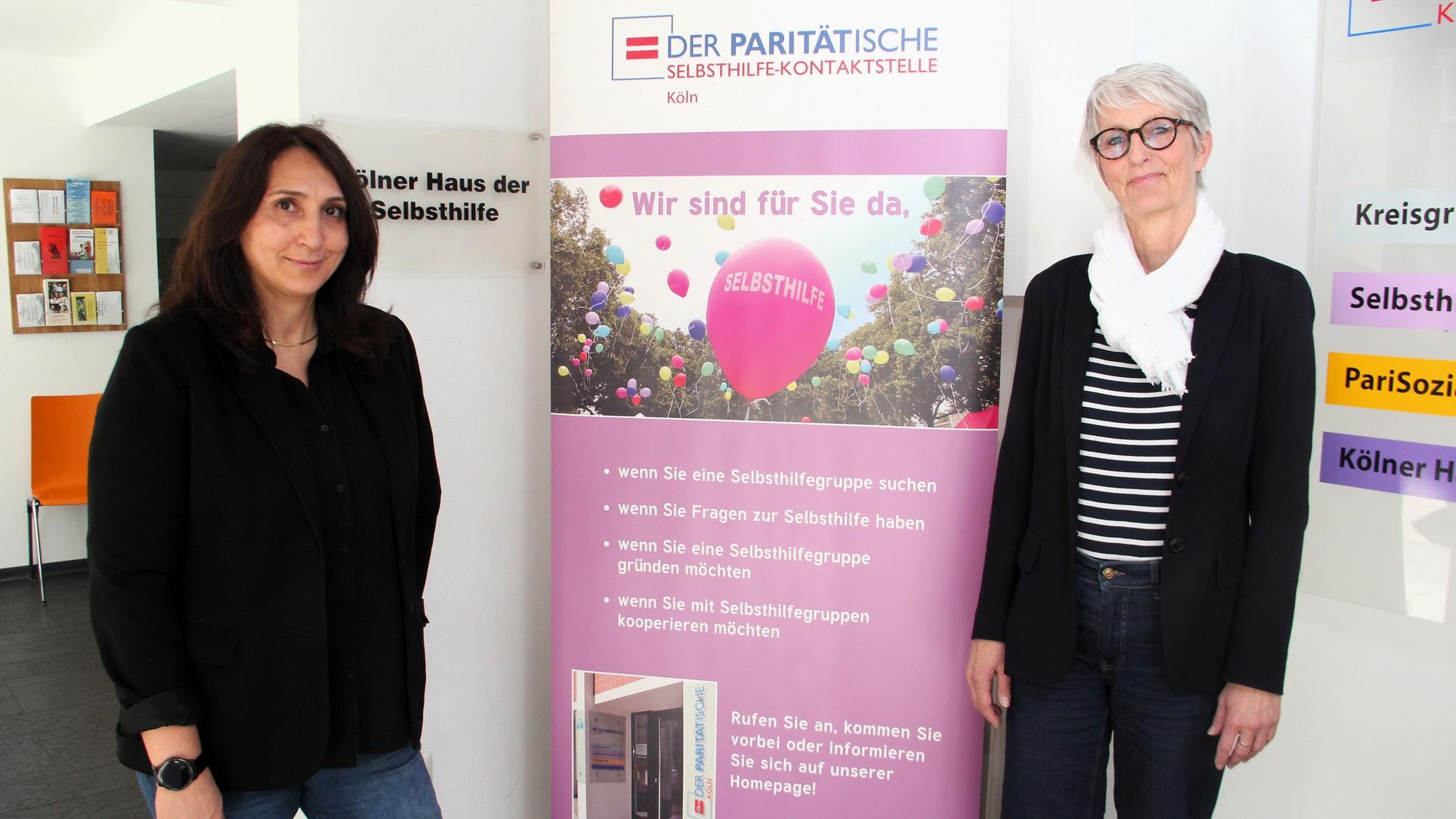 Fachkraft Öznur Naz (l.) und Kreisgruppengeschäftsführerin Claudia Reischauer koordinieren mit ihren Teams die Selbsthilfe Kontaktstelle in Köln.