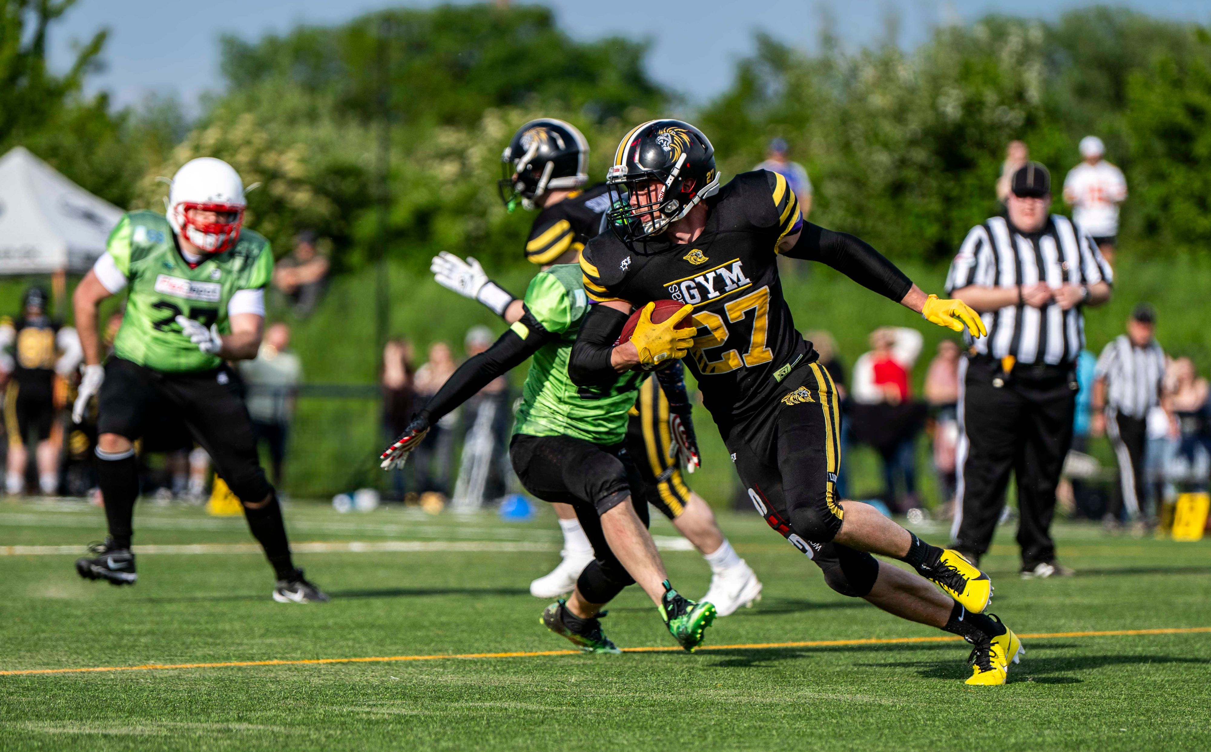Das Bild zeigt den Footballer, der gerade auf dem Weg zum Touchdown ist.
