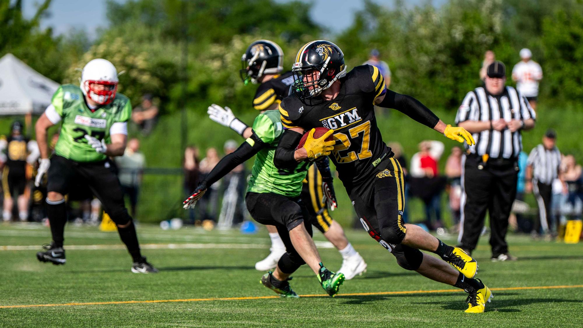Das Bild zeigt den Footballer, der gerade auf dem Weg zum Touchdown ist.