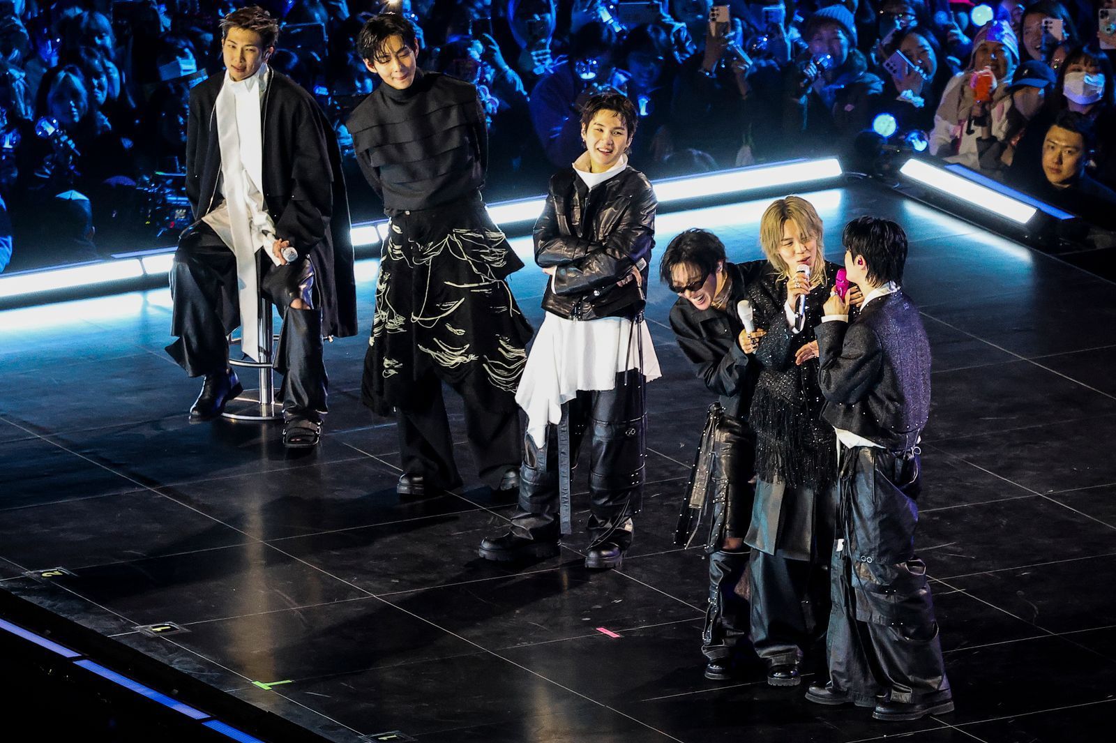Die K-Pop-Superstars BTS bei ihrem Comebackkonzert im März in Seoul, dem ersten Auftritt seit der Wehrdienst-bedingten Bandpause. (Bild: 2026 Getty Images/Pool)