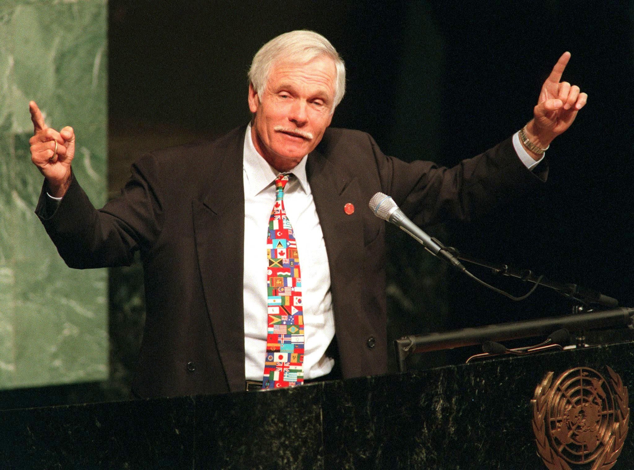 Ted Turner hält eine Rede.