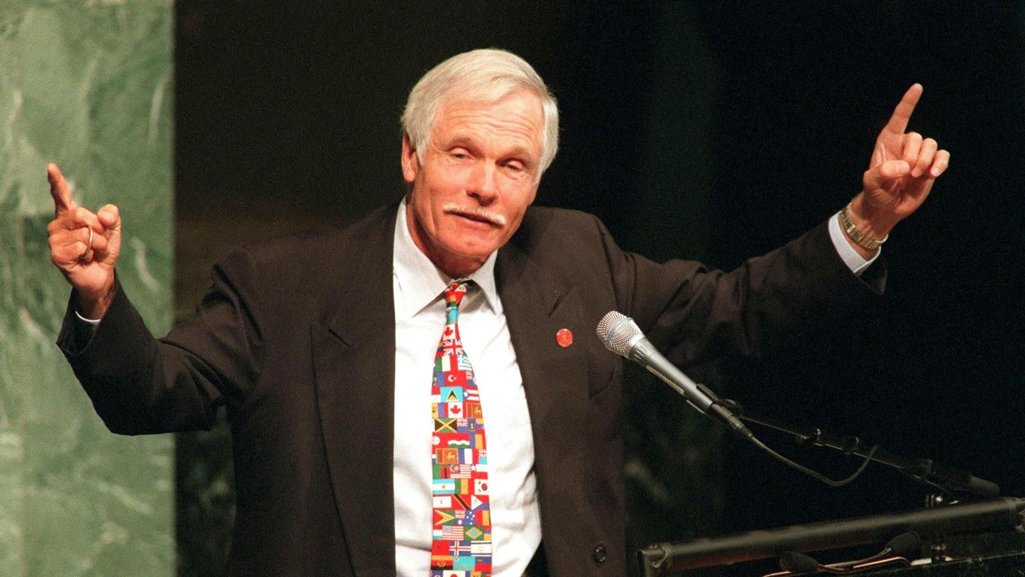 Ted Turner hält eine Rede.