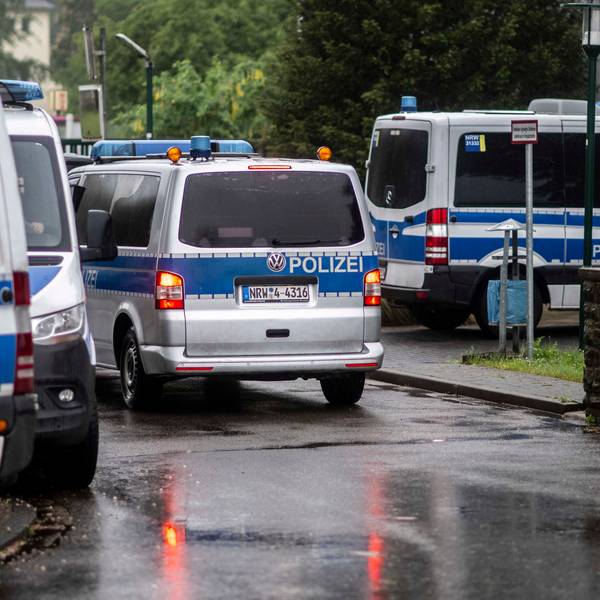 Das Bild zeigt zeigt zahlreiche Einsatzfahrzeuge am Erlenhof in Euskirchen.