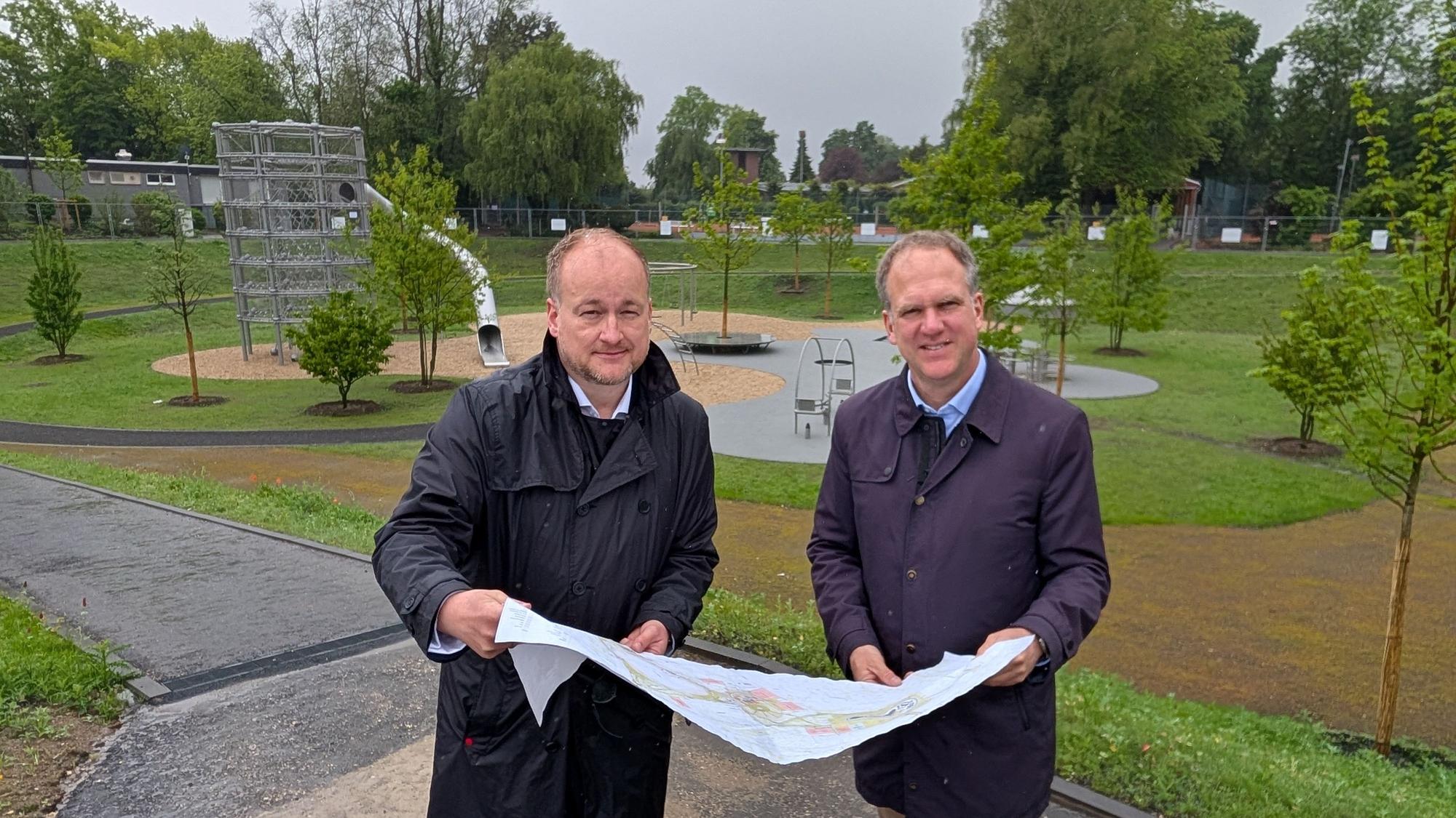 Das Foto zeigt die beiden Vertreter der Stadtverwaltung vor Ort.