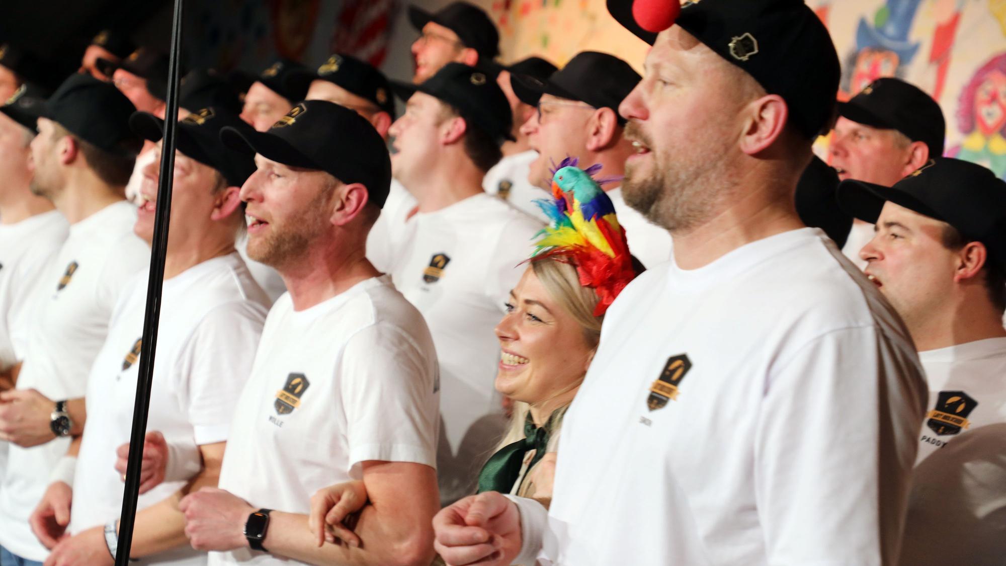 Zu sehen ist ein Männerchor.