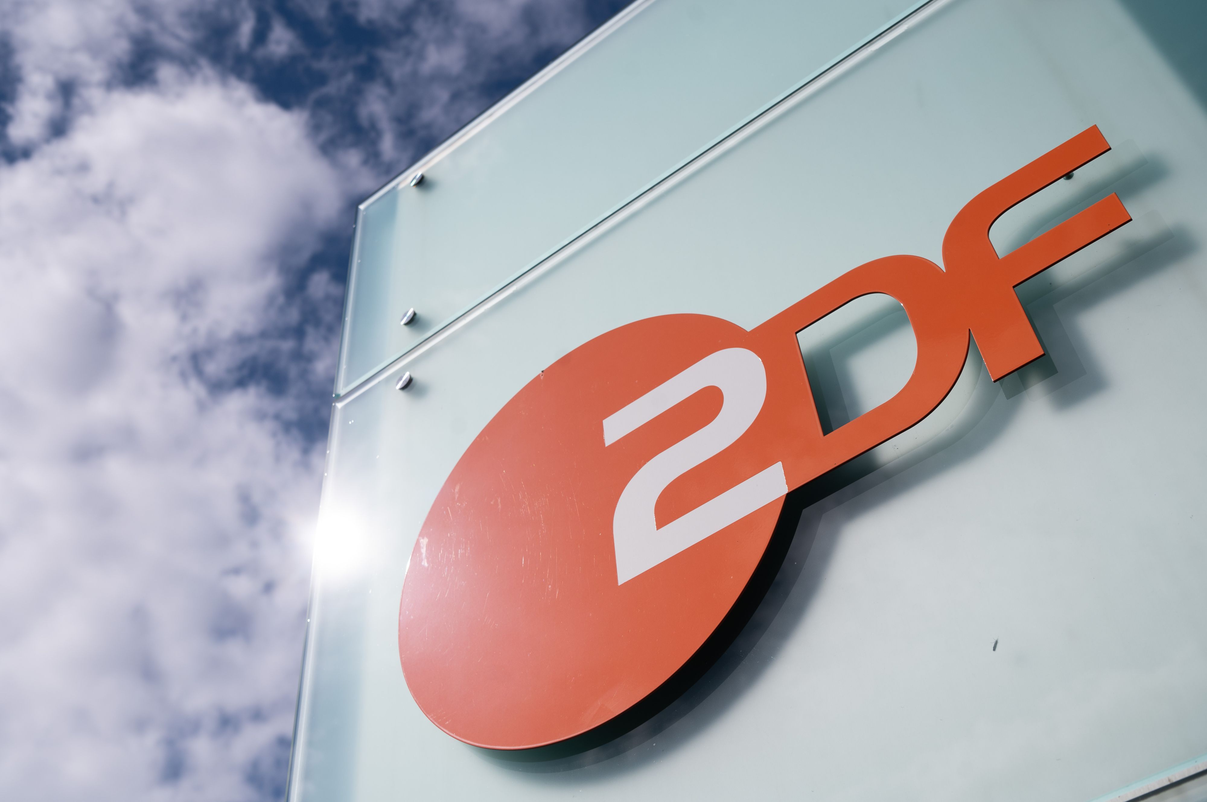 Logo des ZDF am Sendezentrum des Zweiten Deutschen Fernsehens