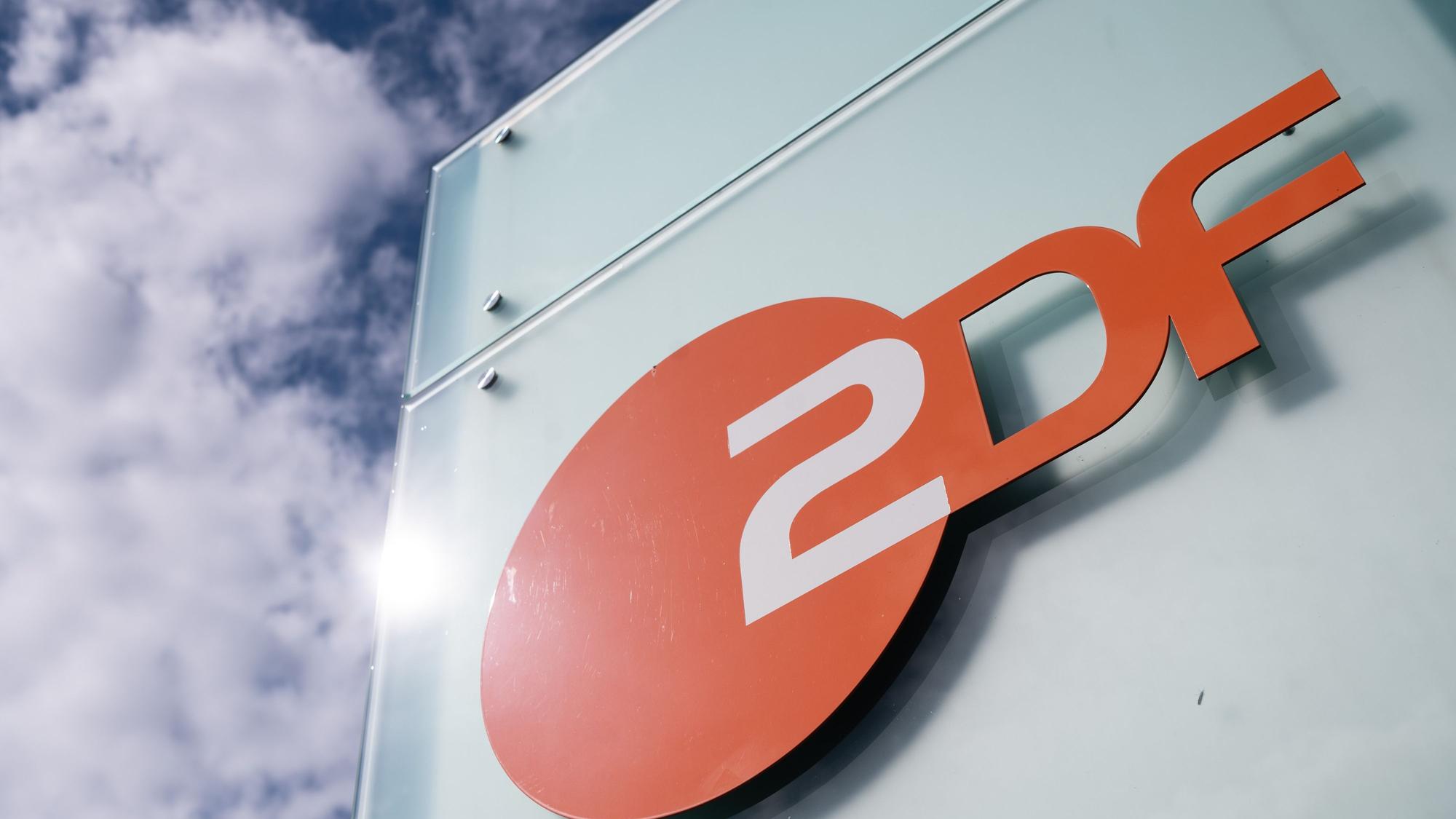 Logo des ZDF am Sendezentrum des Zweiten Deutschen Fernsehens