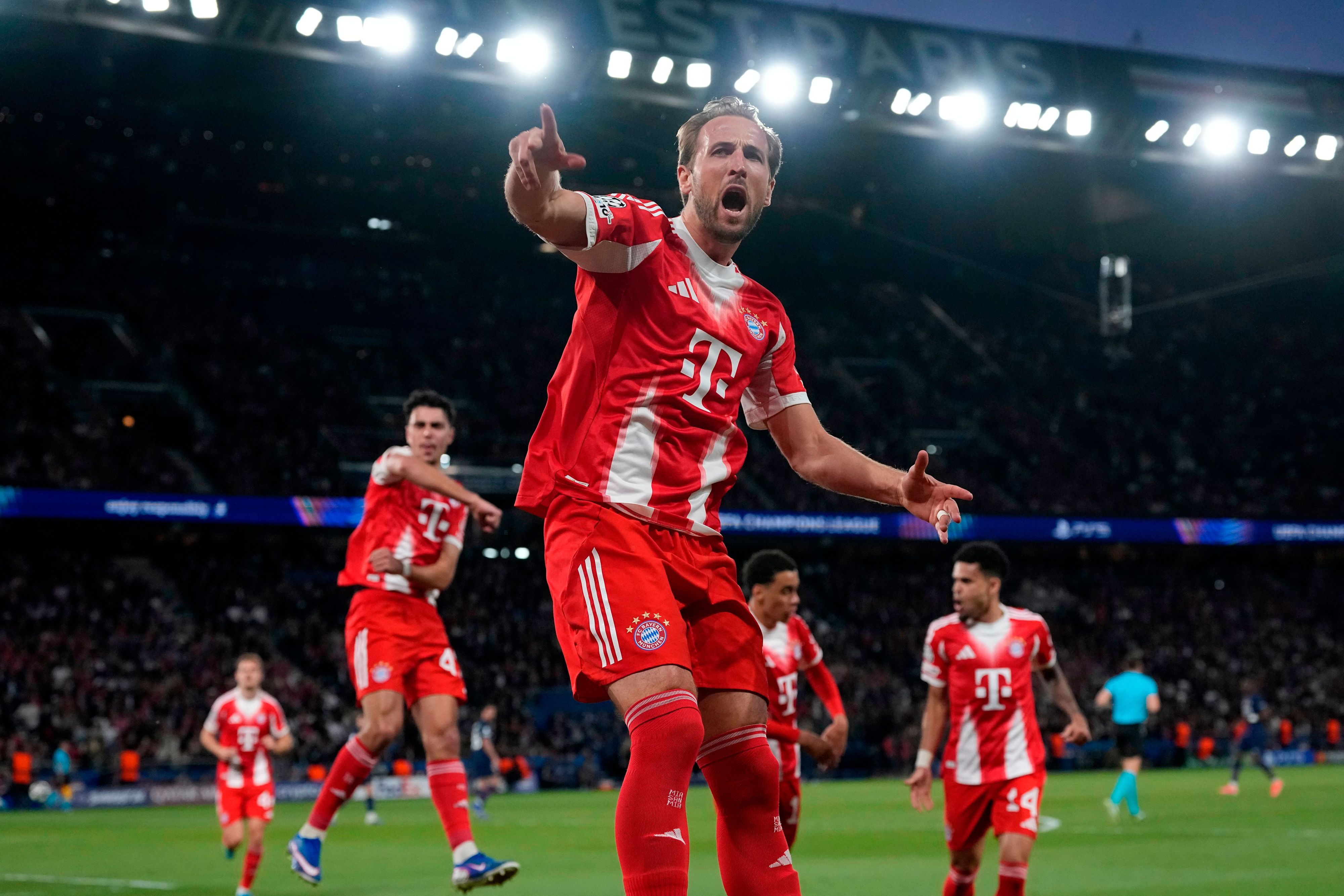 Harry Kane jubelt mit dem FC Bayern über ein Tor in der Champions League gegen Paris Saint-Germain.