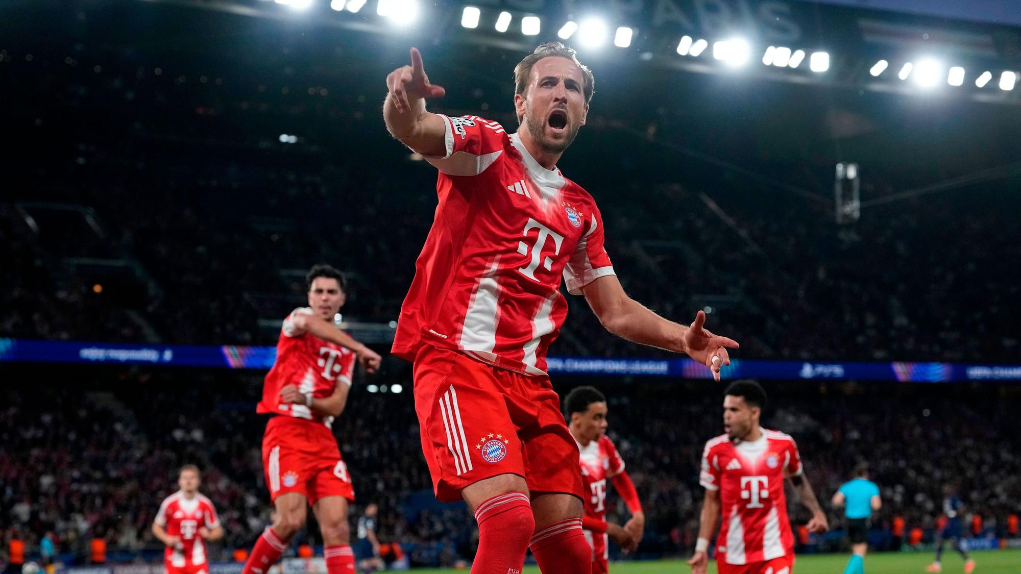 Harry Kane jubelt mit dem FC Bayern über ein Tor in der Champions League gegen Paris Saint-Germain.