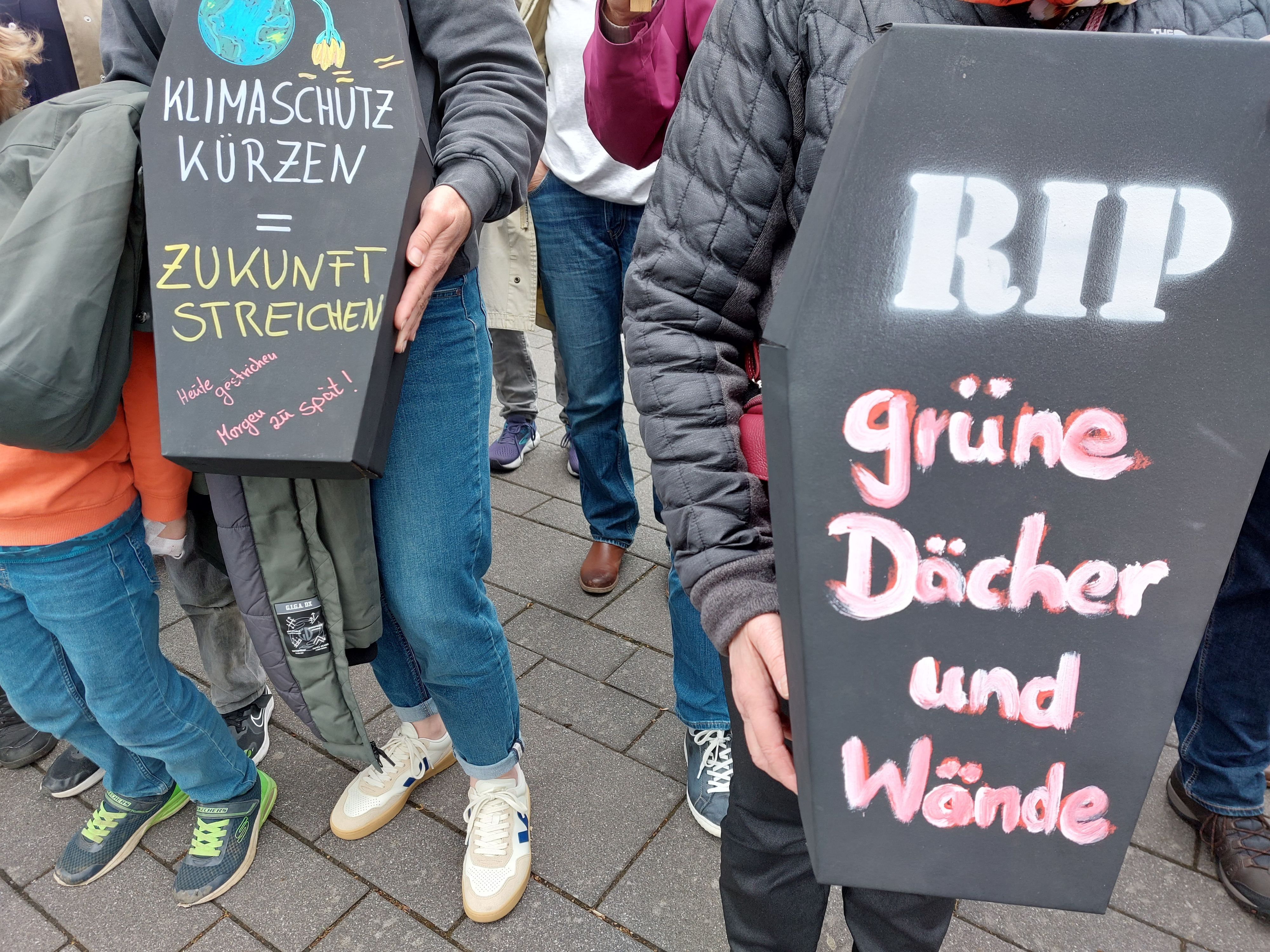 Symbolische Särge bei einer Kundgebung.