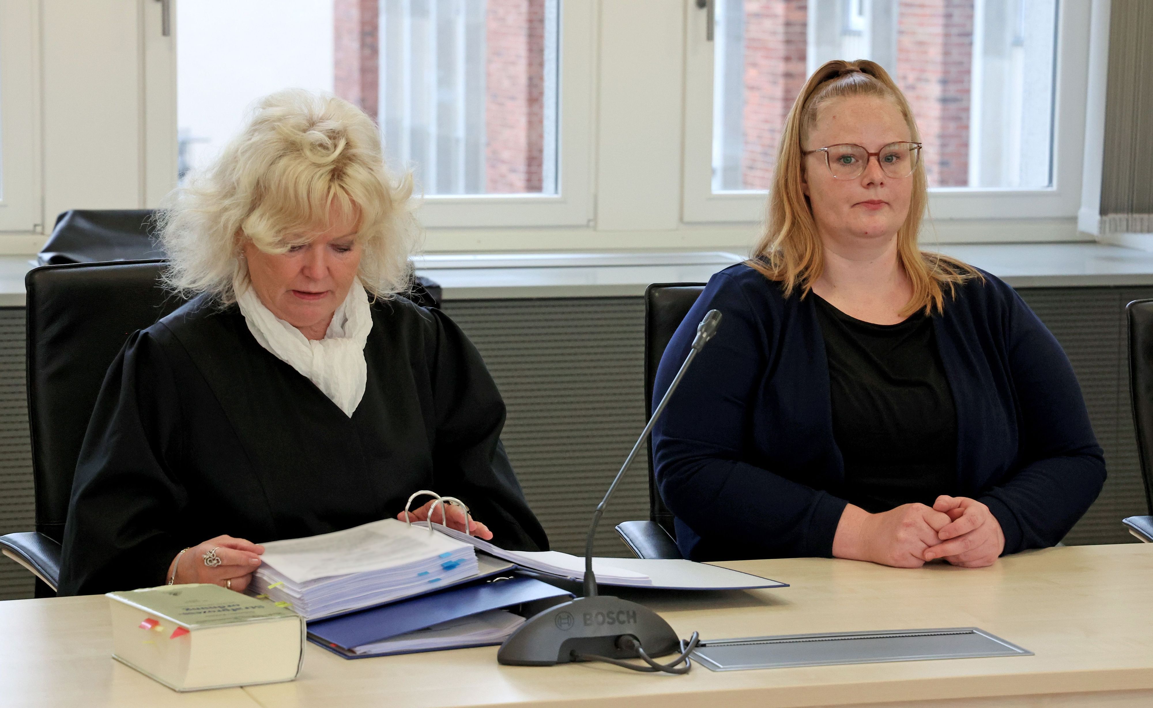 Christine Habetha (l-r), Rechtsanwältin, und die Mutter des ermordeten Achtjährigen im Saal des Landgerichts vor der Fortsetzung des Prozesses wegen Mordes.