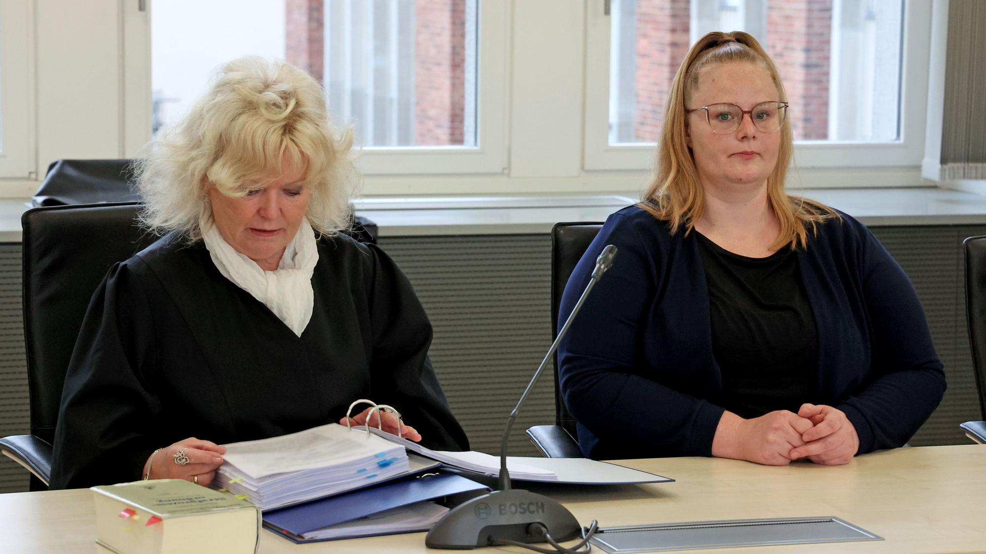 Christine Habetha (l-r), Rechtsanwältin, und die Mutter des ermordeten Achtjährigen im Saal des Landgerichts vor der Fortsetzung des Prozesses wegen Mordes.