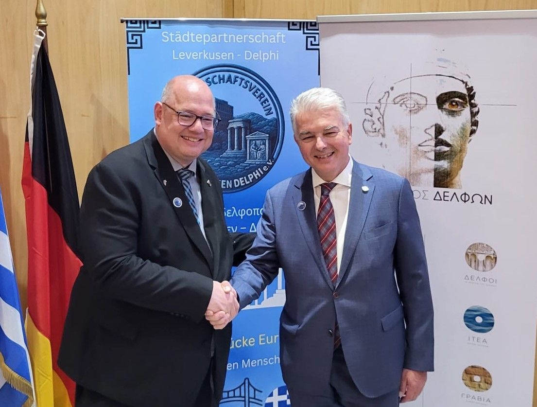 Oberbürgermeister Stefan Hebbel und Bürgermeister von Delphi, Panagiotis Tagalis (v.l.), machten die Städtepartnerschaft zwischen Leverkusen und Delphi offiziell.