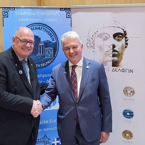 Oberbürgermeister Stefan Hebbel und Bürgermeister von Delphi, Panagiotis Tagalis (v.l.), machten die Städtepartnerschaft zwischen Leverkusen und Delphi offiziell.
