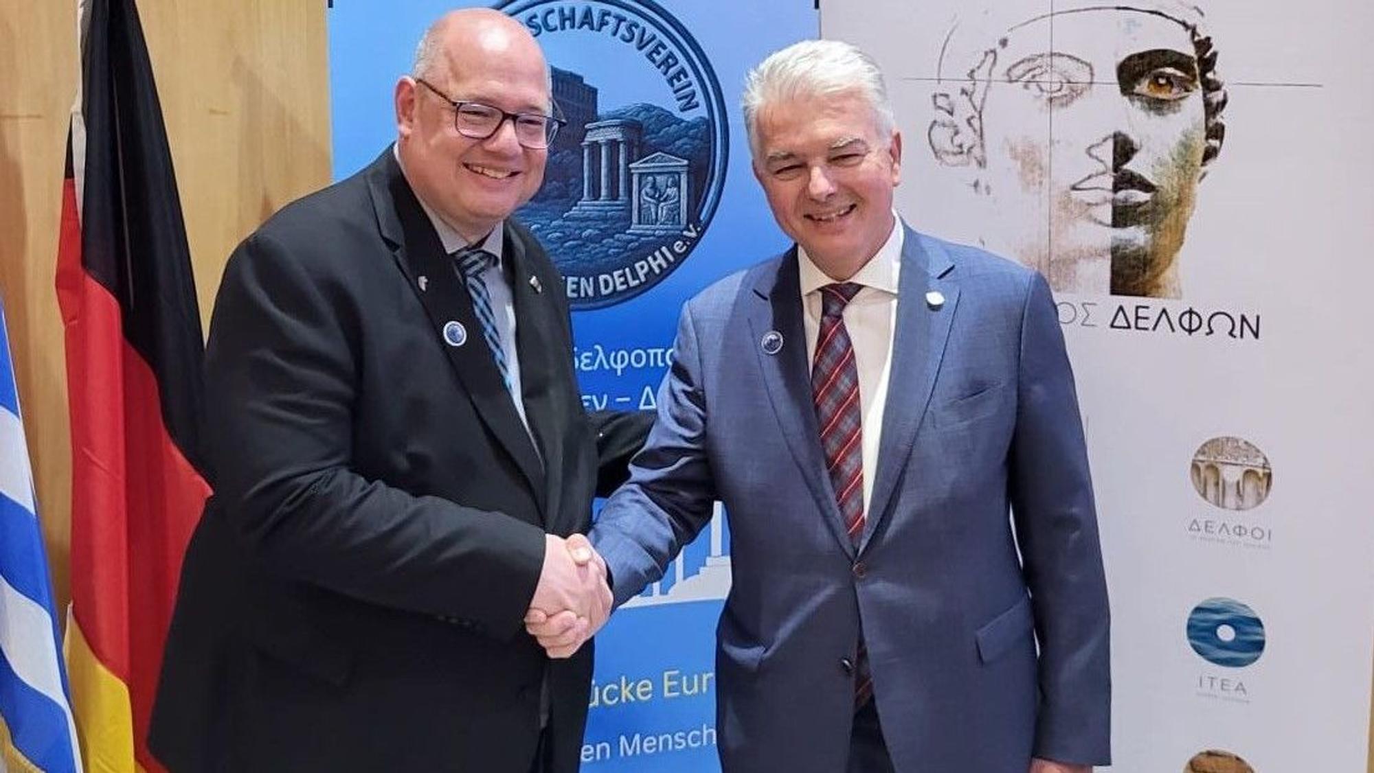 Oberbürgermeister Stefan Hebbel und Bürgermeister von Delphi, Panagiotis Tagalis (v.l.), machten die Städtepartnerschaft zwischen Leverkusen und Delphi offiziell.