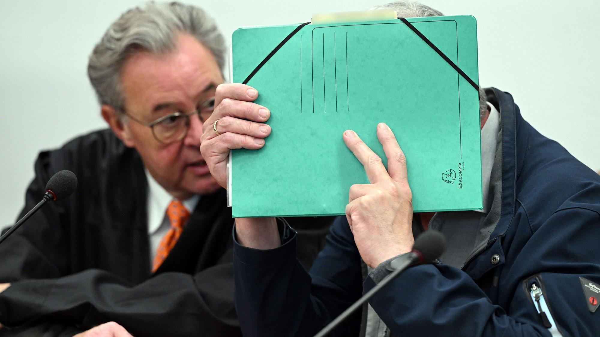 Der Angeklagte mit seinem Verteidiger Jürgen Graf beim Prozessauftakt im Kölner Landgericht