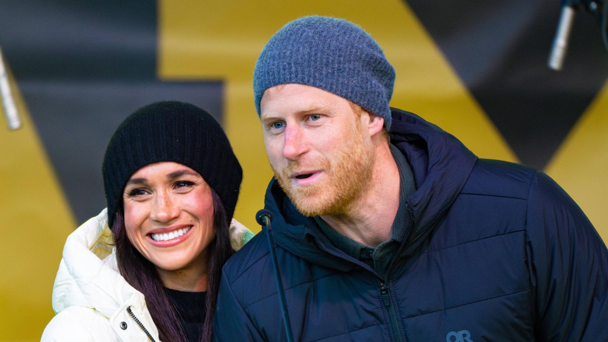 Meghan Markle und Prinz Harry lachen.