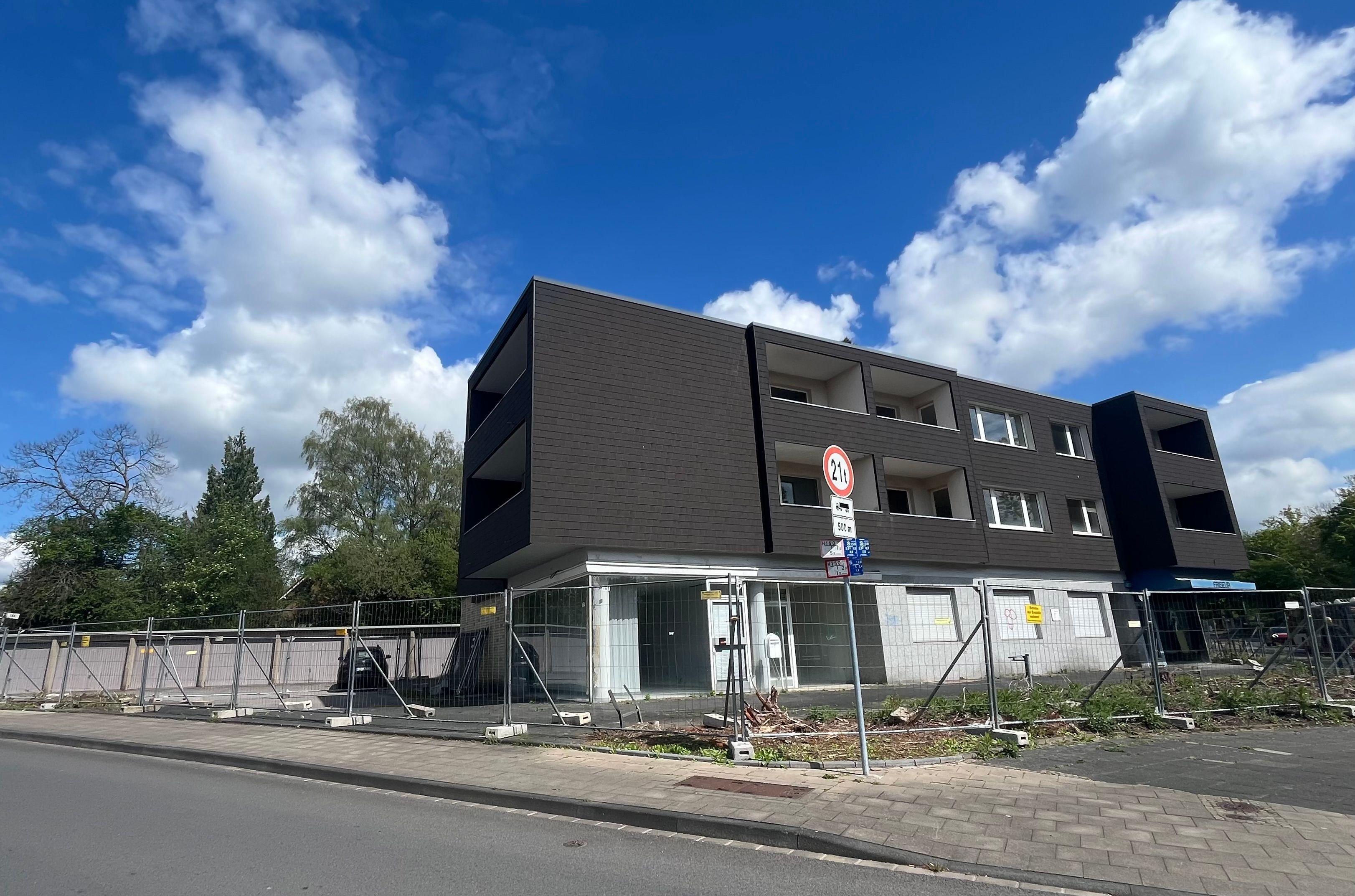 Leerstehende Gebäude an der Ecke Steinbücheler Straße/Bruchhauser Straße