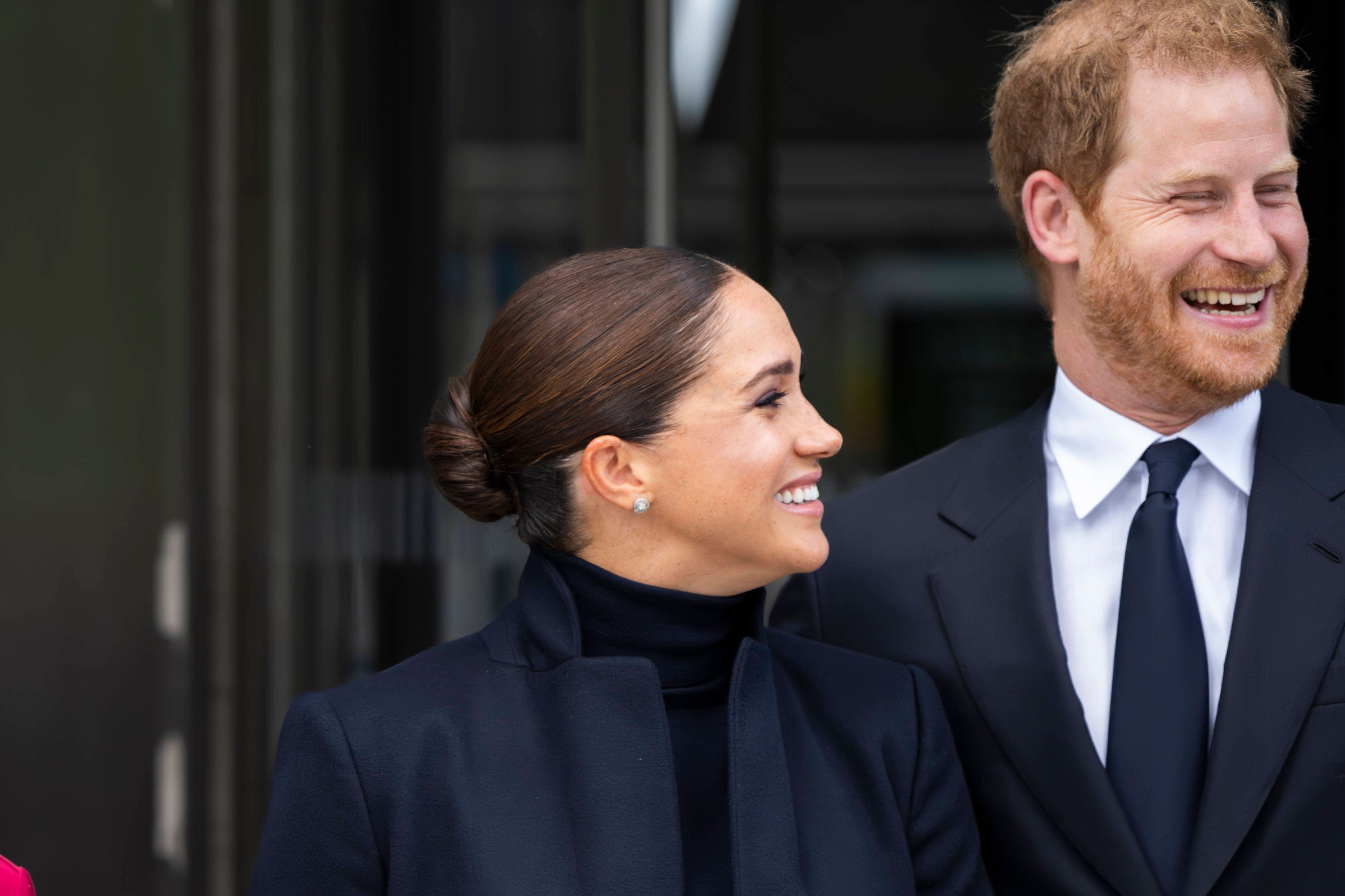Meghan und Prinz Harry lächeln.