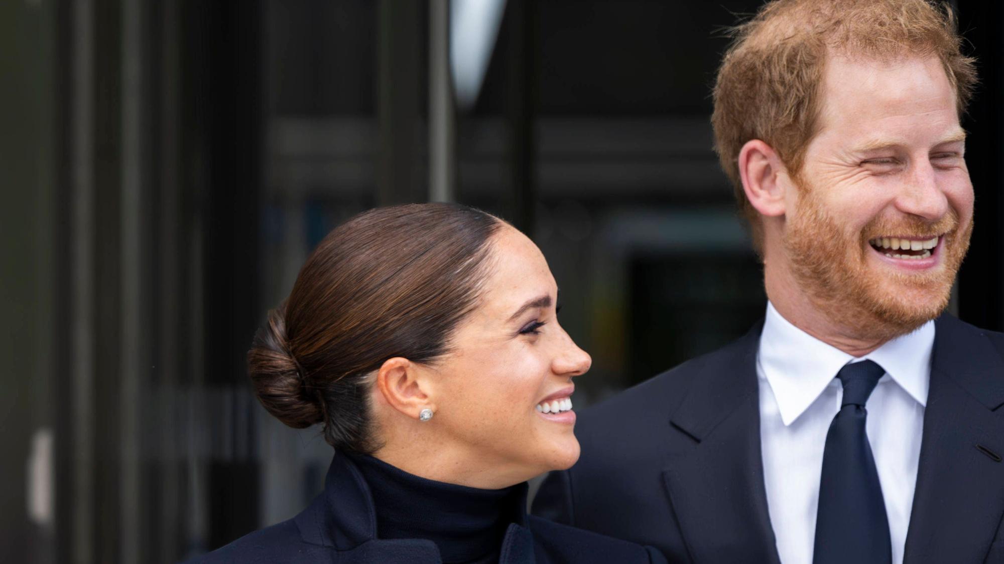 Meghan und Prinz Harry lächeln.