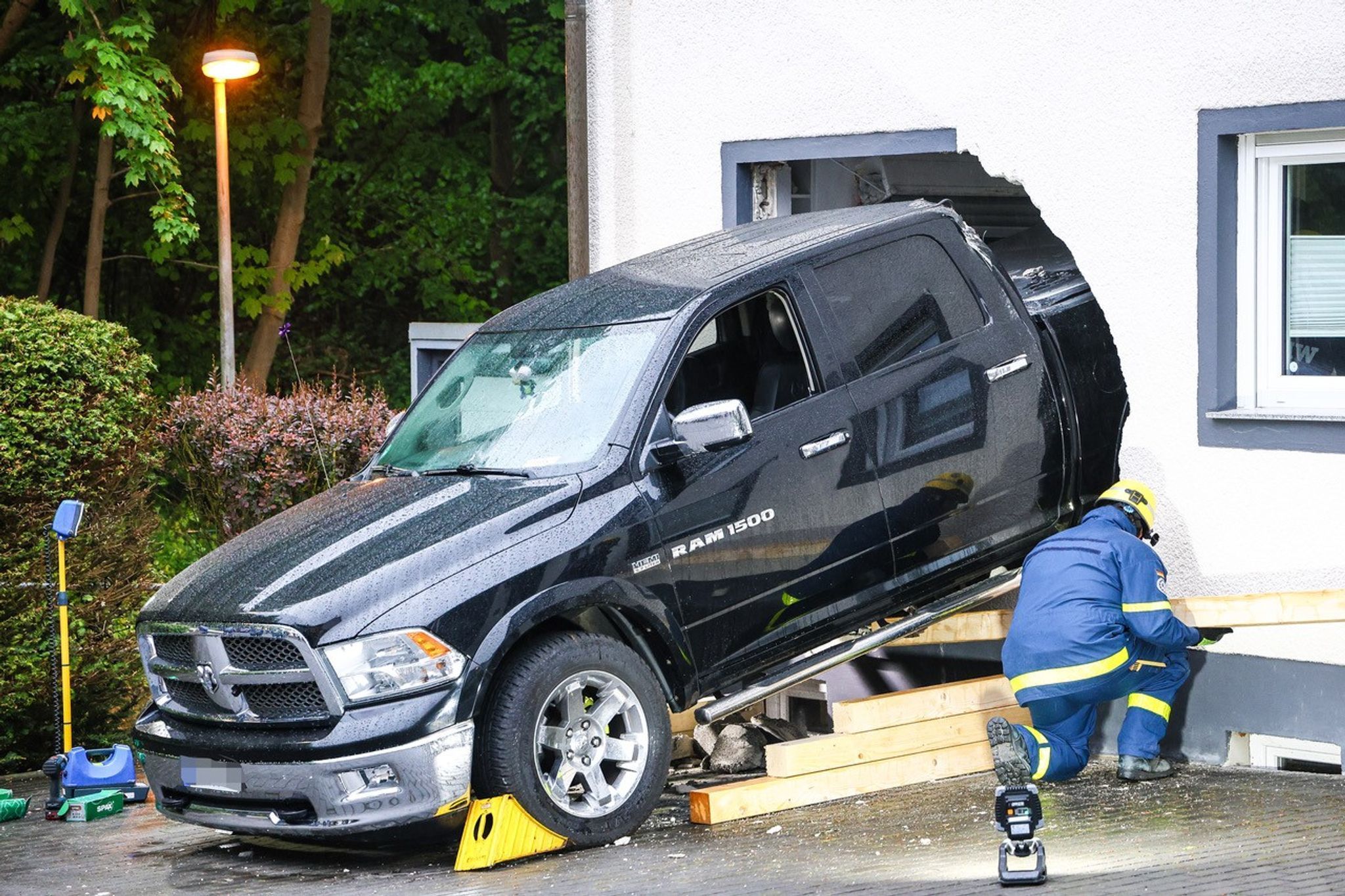 Auto landet in Küche einer Wohnung