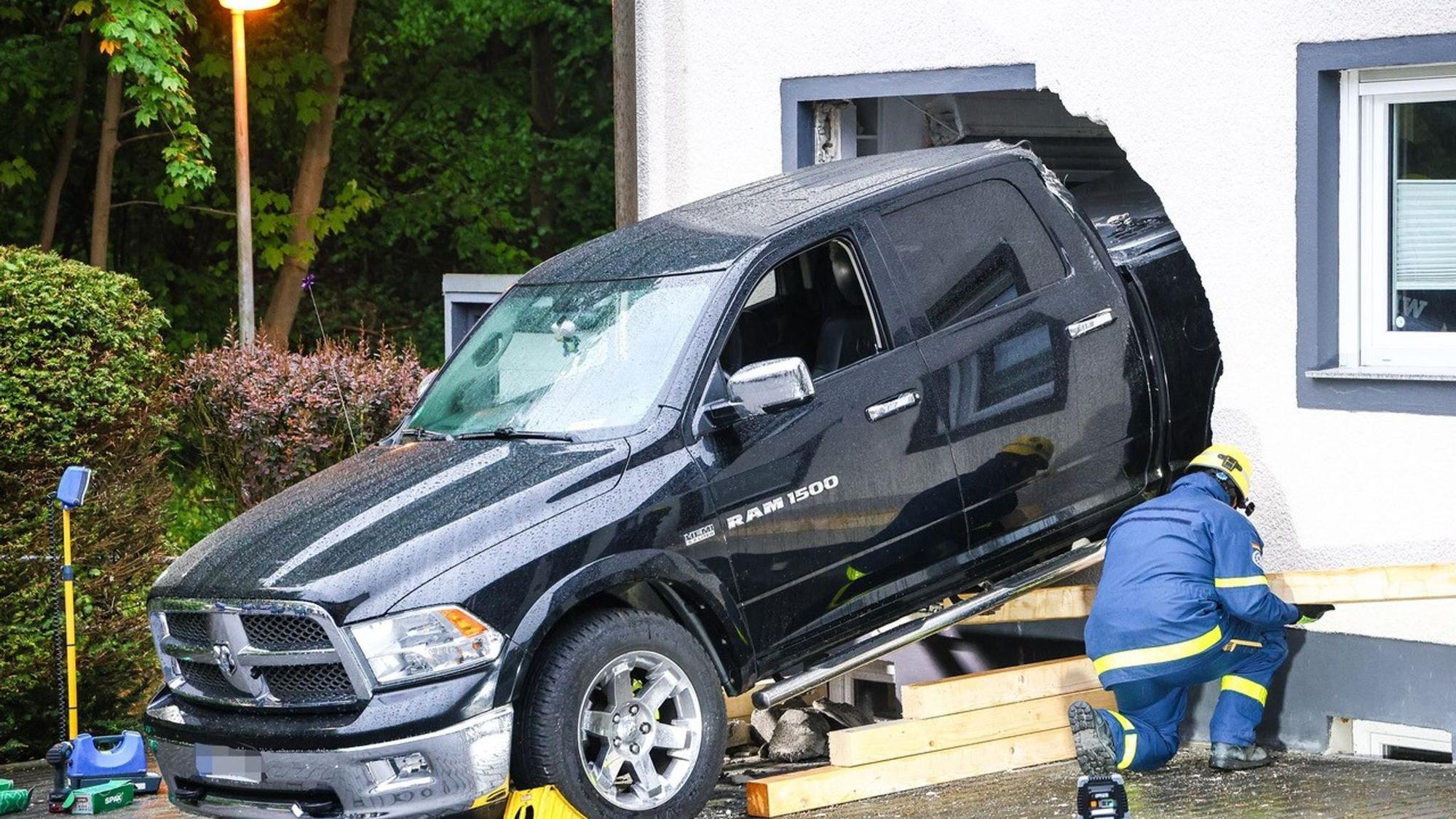 Auto landet in Küche einer Wohnung