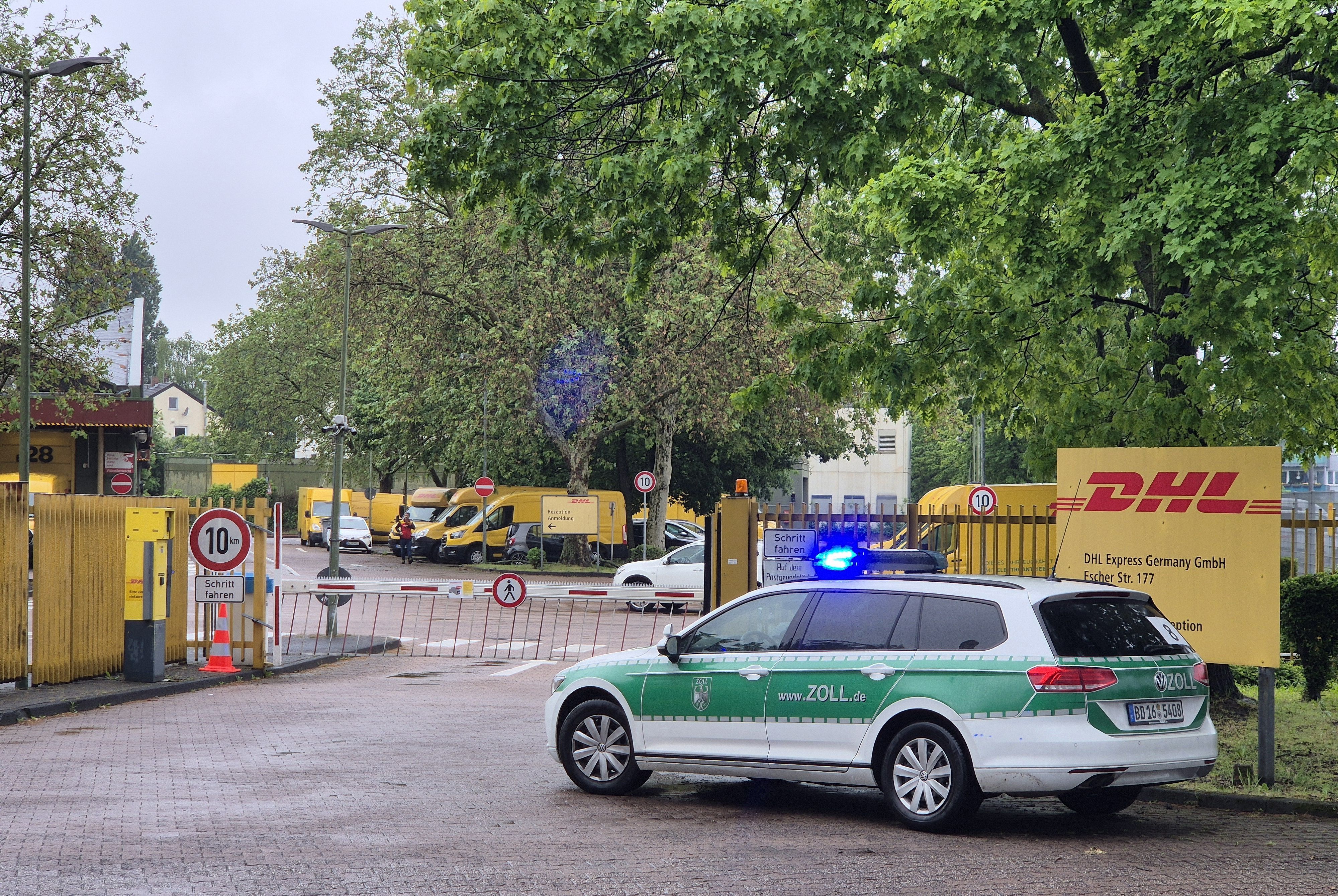 Ein Fahrzeug des Zolls parkt vor dem Tor eines Paketdienstes. Tausende Zollbeamte kontrollieren nach Angaben des Hauptzollamts Köln seit dem frühen Morgen Paketzusteller-Firmen im ganzen Bundesgebiet.