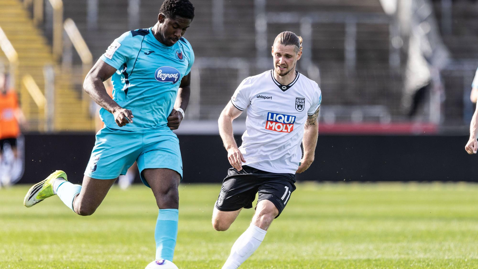 Fussball, Saison 2025/2026, 3. Liga, Donaustadion Ulm, 36. Spieltag, SSV Ulm 1846 Fußball - FC Viktoria Köln, 02.05.2026 02.05.2026, Fussball, Saison 2025/2026, 3. Liga, Donaustadion Ulm, 36. Spieltag, SSV Ulm 1846 Fußball - FC Viktoria Köln, v.l. 3 Joel Agyekum Viktoria Köln, 11 Dennis Chessa SSV Ulm 1846 Fußball Foto: Lucca Fundel Ulm Donaustadion Baden-Württemberg Deutschland *** Football, Season 2025 2026, 3 Liga, Donaustadion Ulm, 36 Matchday, SSV Ulm 1846 Football FC Viktoria Köln, 02 05 2026 02 05 2026, Football, Season 2025 2026, 3 Liga, Donaustadion Ulm, 36 Matchday, SSV Ulm 1846 Football FC Viktoria Köln, v l 3 Joel Agyekum Viktoria Köln , 11 Dennis Chessa SSV Ulm 1846 Football Photo Lucca Fundel Ulm Donaustadion Baden Württemberg Germany
