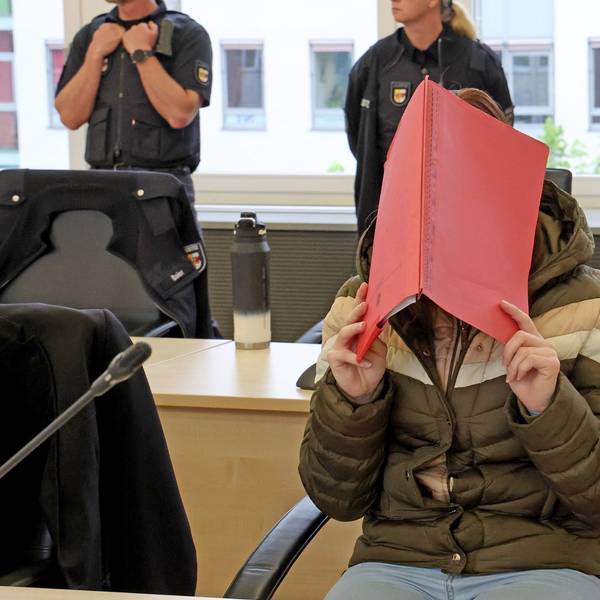 Die Angeklagte im Fall Fabian verdeckt ihr Gesicht im Gerichtssaal in Rostock.
