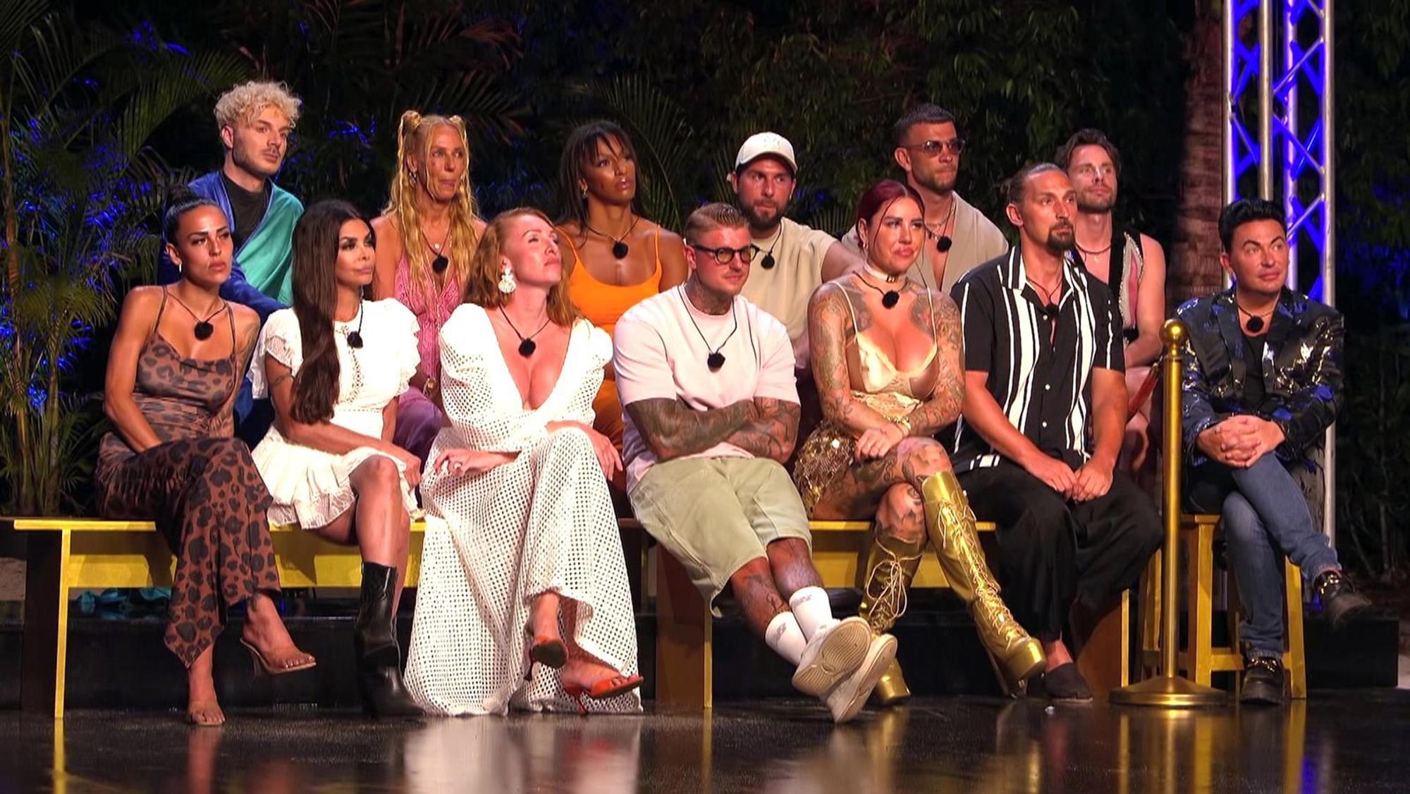 Da waren's noch 13, aber nach der „Stunde der Wahrheit“ war sie Sala wieder um einen Allstar ärmer. Sängerin Loona, Siegerin der zweiten KDRS-Staffel, musste gehen. (Bild: RTLZWEI)