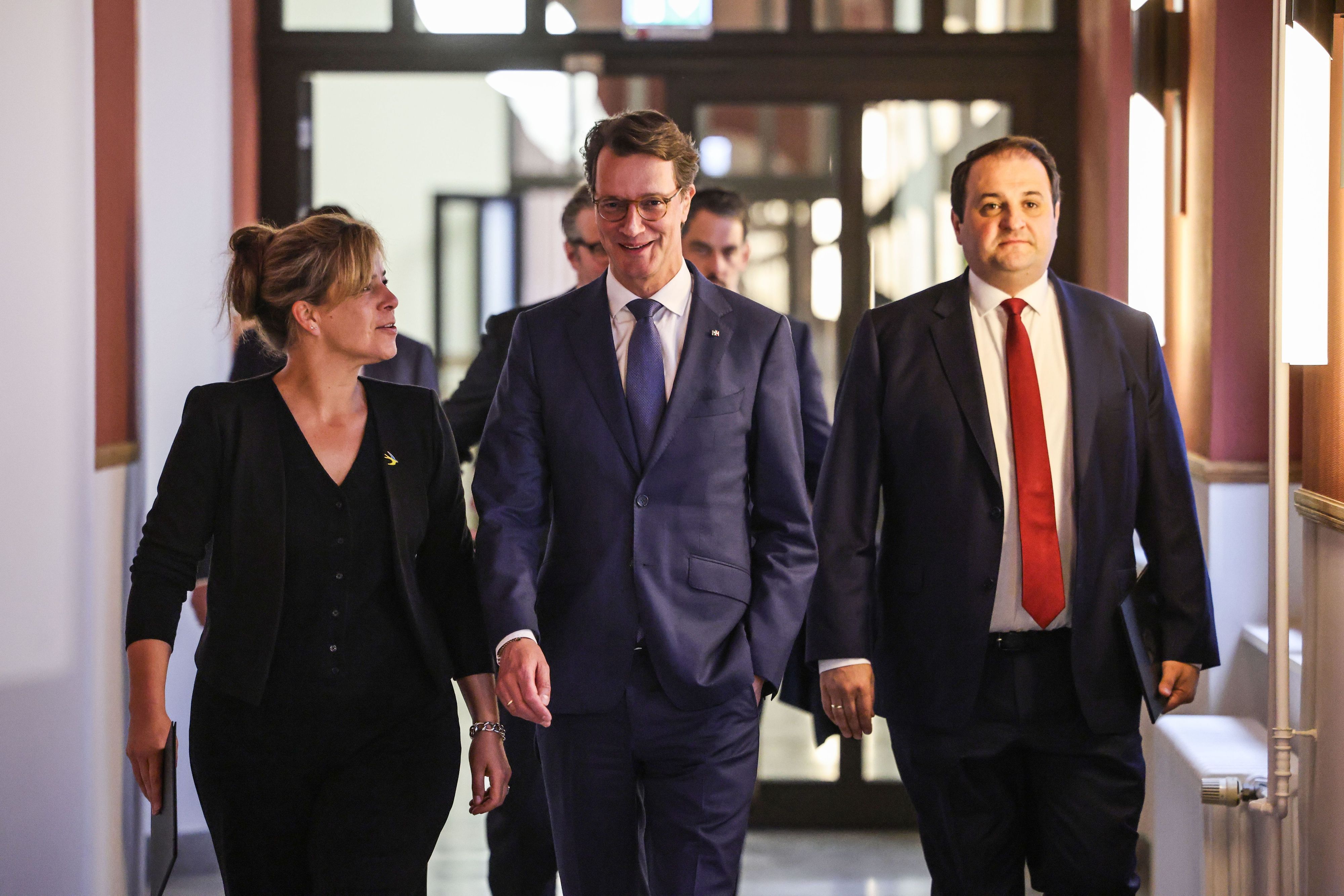 Hendrik Wüst (CDU), Ministerpräsident von NRW, Mona Neubaur (Grüne) und  Nathanael Liminski (CDU), kommen zur Pressekonferenz zum Gesetzespaket der Landesregierung zur Entlastung von Bürgern, Kommunen und Unternehmen.