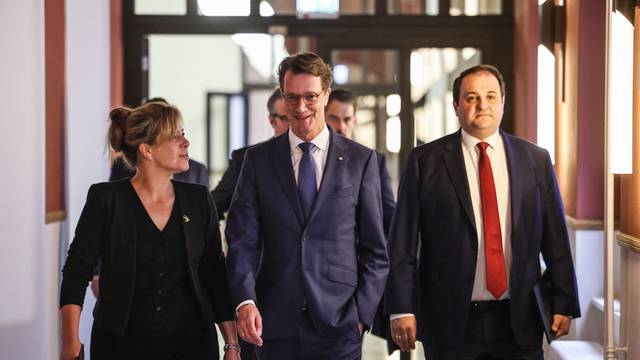Hendrik Wüst (CDU), Ministerpräsident von NRW, Mona Neubaur (Grüne) und Nathanael Liminski (CDU), kommen zur Pressekonferenz zum Gesetzespaket der Landesregierung zur Entlastung von Bürgern, Kommunen und Unternehmen.