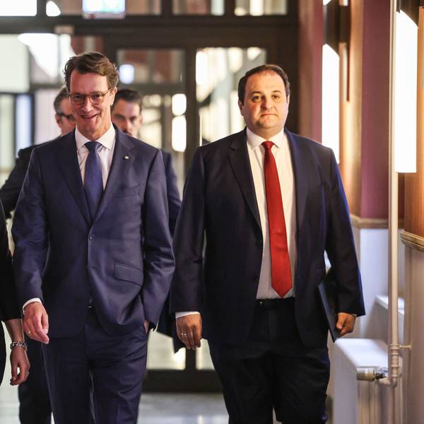 Hendrik Wüst (M, CDU), Ministerpräsident, Mona Neubaur (l, Grüne), stellvertretende Ministerpräsidentin, und Nathanael Liminski (r, CDU) , Chef der Staatskanzlei, gehen zu einer Pressekonferenz.