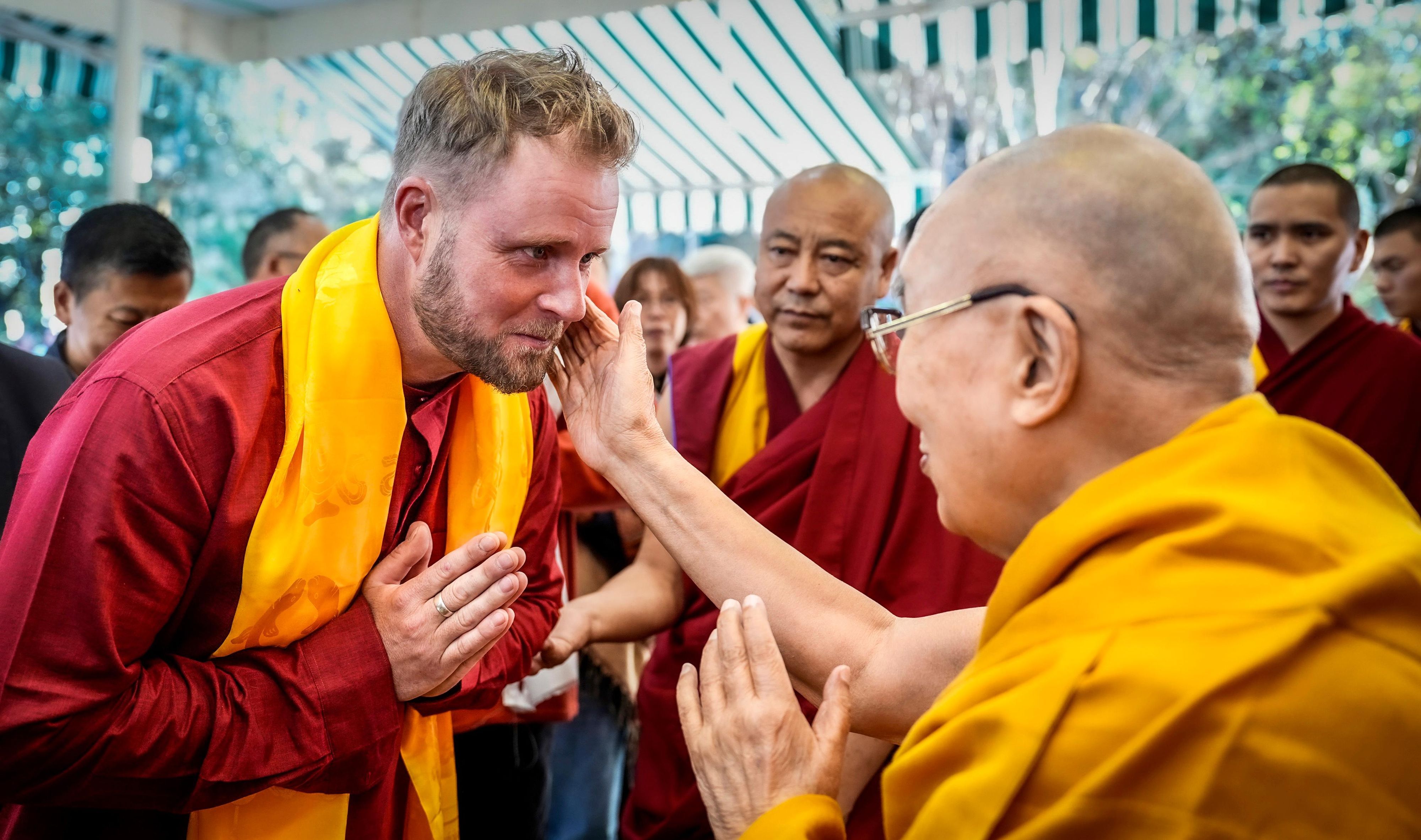 Bei der Motorradtour von Cornelius „Corny“ Köster nach Tibet trifft er in Indien den Dalai Lama.