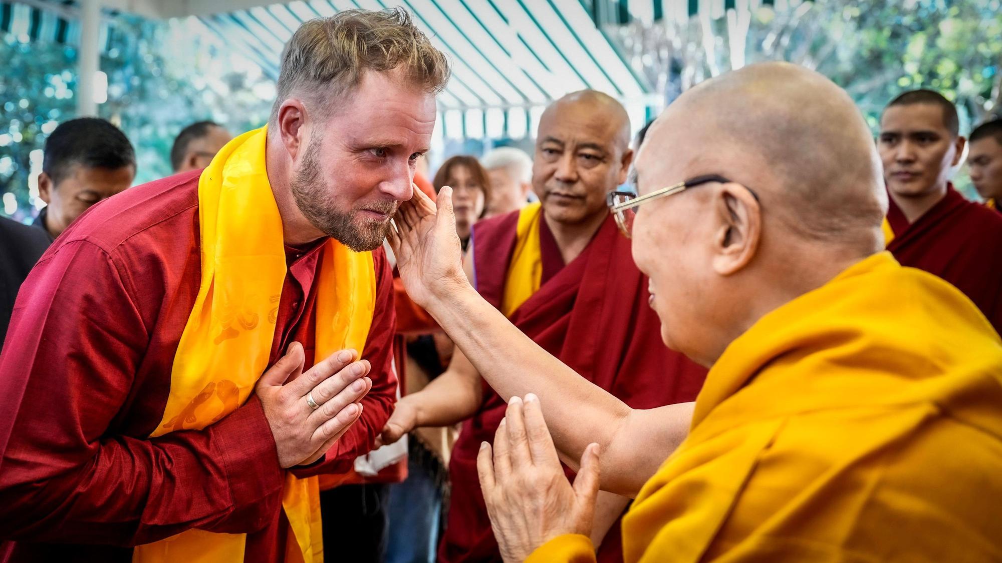 Bei der Motorradtour von Cornelius „Corny“ Köster nach Tibet trifft er in Indien den Dalai Lama.