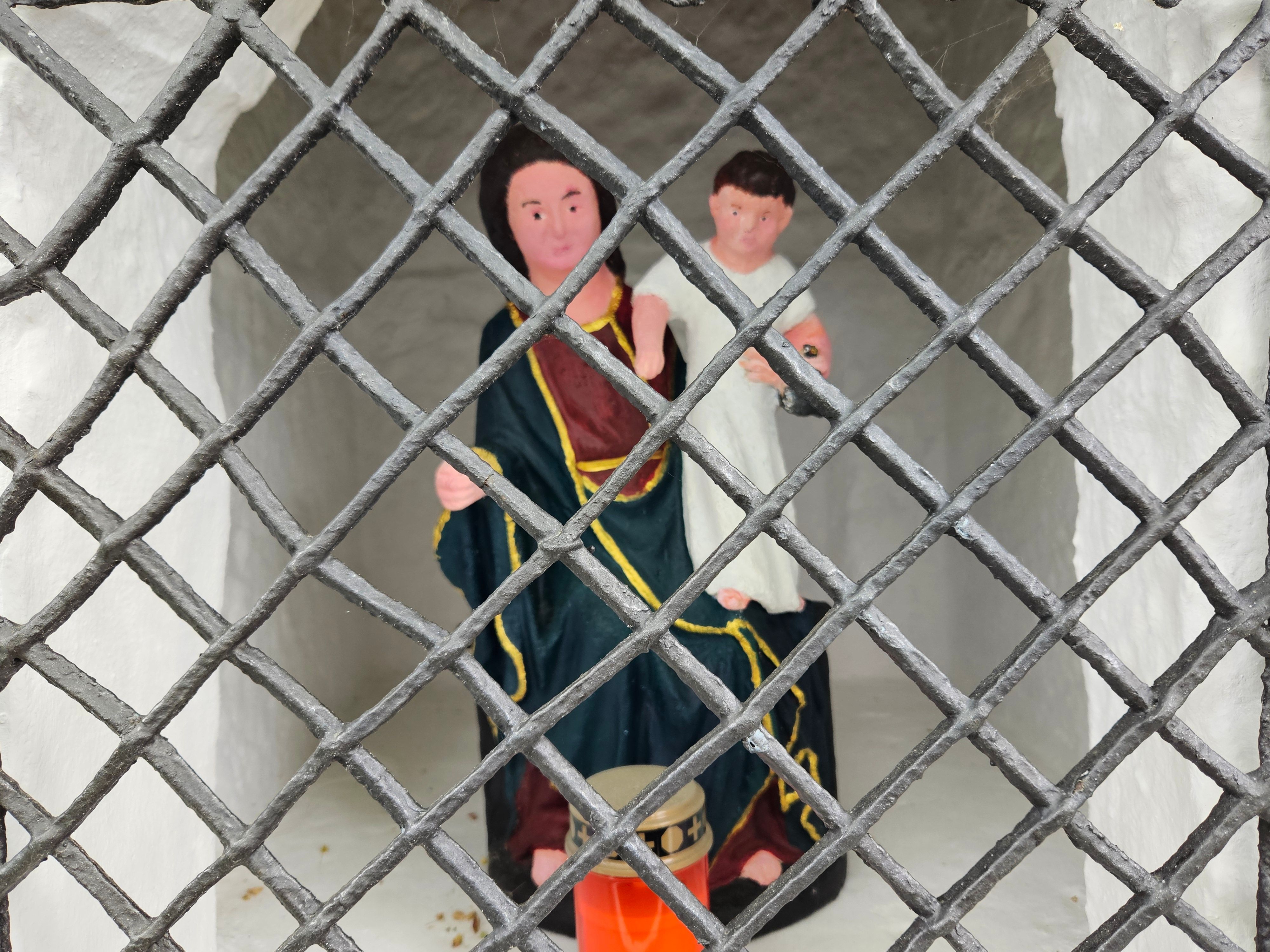 Das Foto zeigt die neu bemalte Figur. Maria trägt ein dunkelblaues Gewand, das Jesuskind ein weißes.