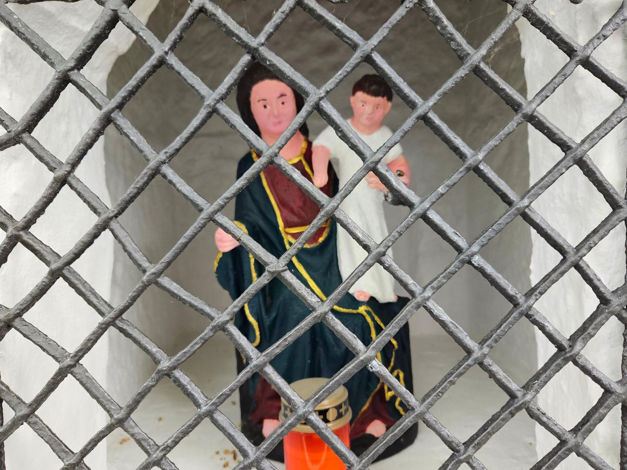 Das Foto zeigt die neu bemalte Figur. Maria trägt ein dunkelblaues Gewand, das Jesuskind ein weißes.