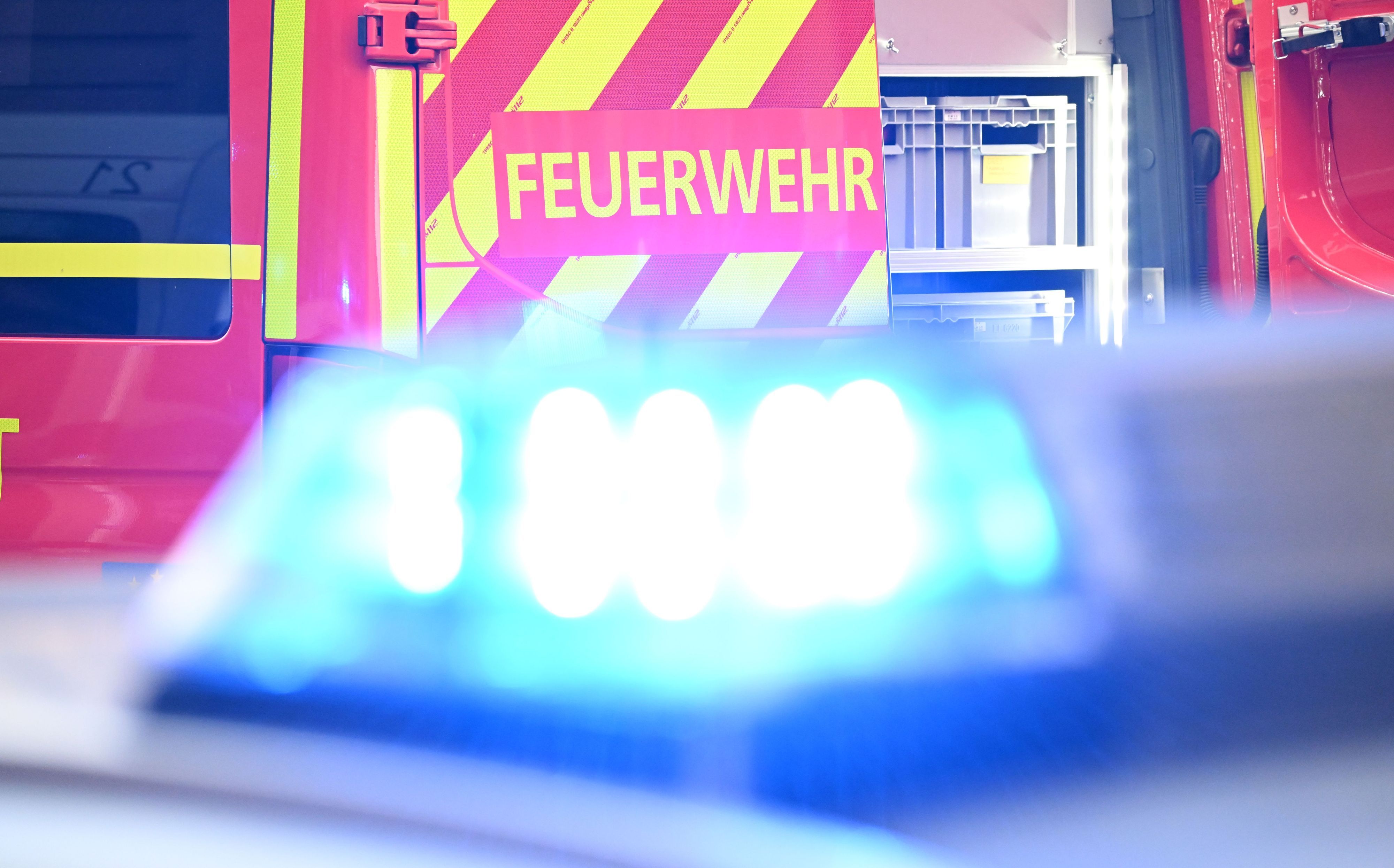 In Freiburg sind am Mittwoch (6. Mai) zwei Autofahrer ums Leben gekommen (Symbolbild mit Blaulicht).