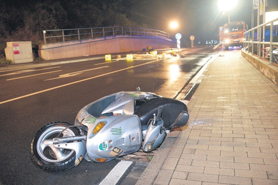Bei diesem Unfall in Kürten starb der Fahrer des Kleinkraftrads.