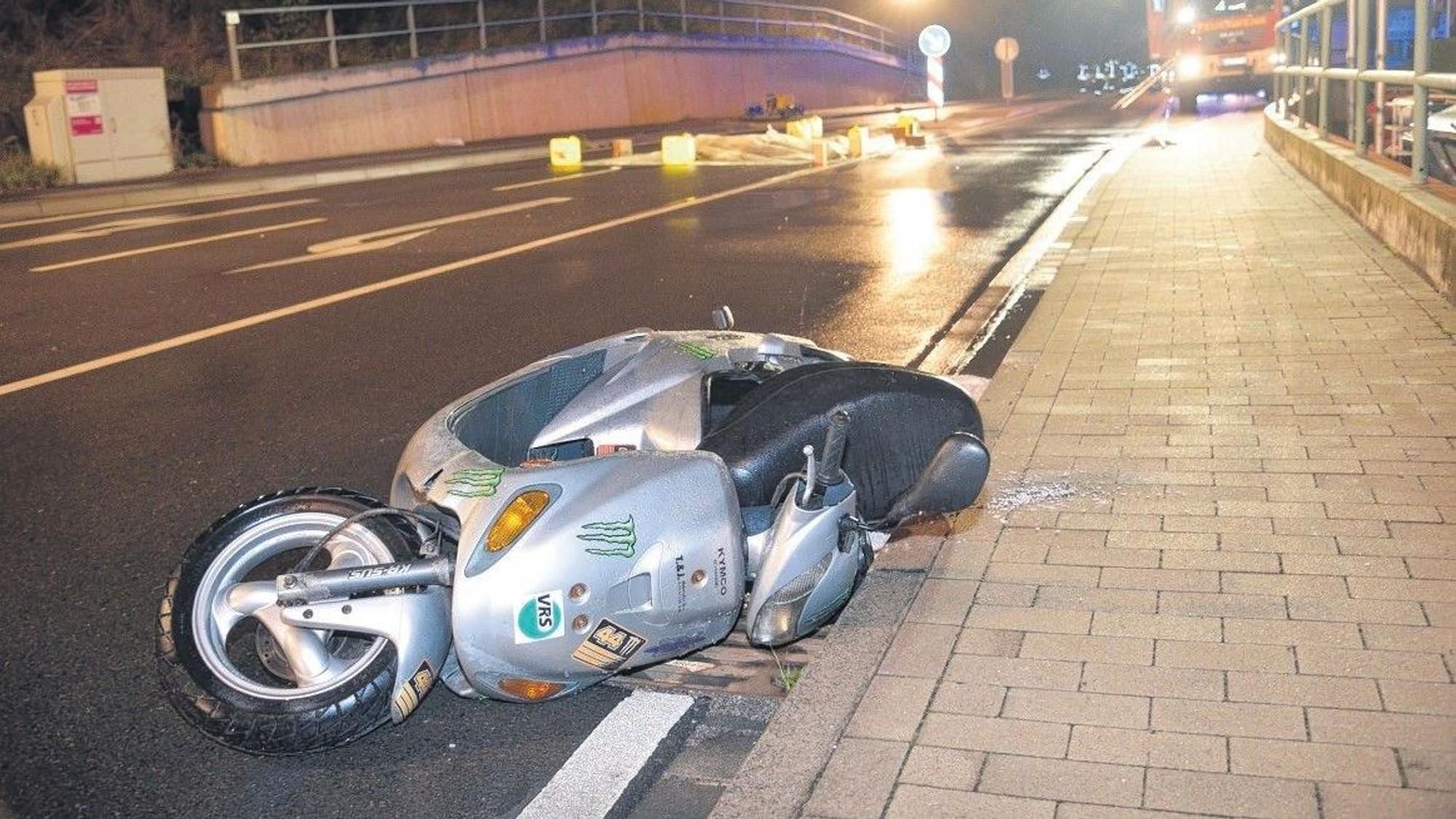 Bei diesem Unfall in Kürten starb der Fahrer des Kleinkraftrads.