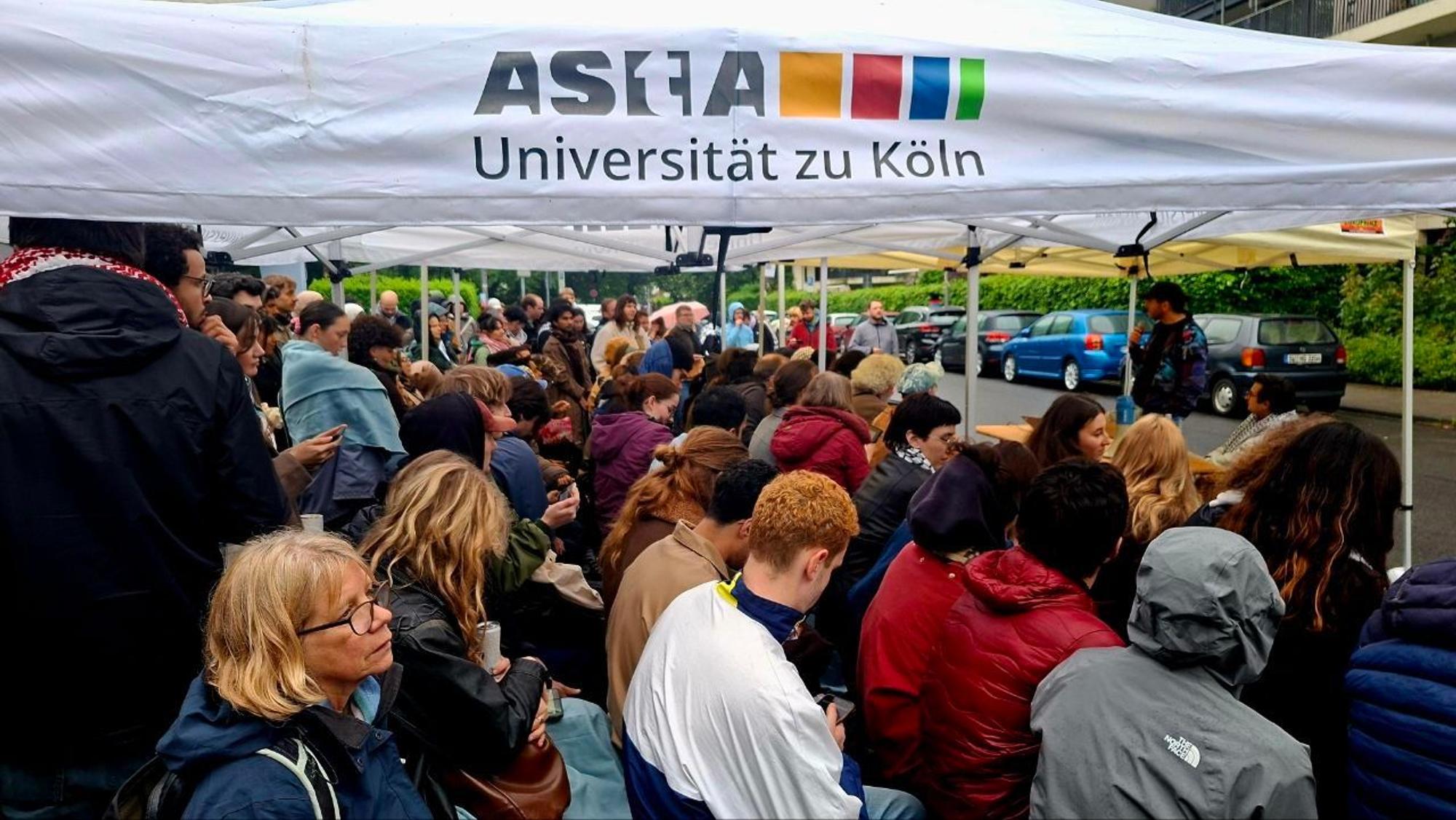 Die von Asta und Camp for Palestine organisierte Lesung mit Fabian Goldmann fand am Mittwoch statt im Unigebäude auf dem Bürgersteig als angemeldete Kundgebung statt.