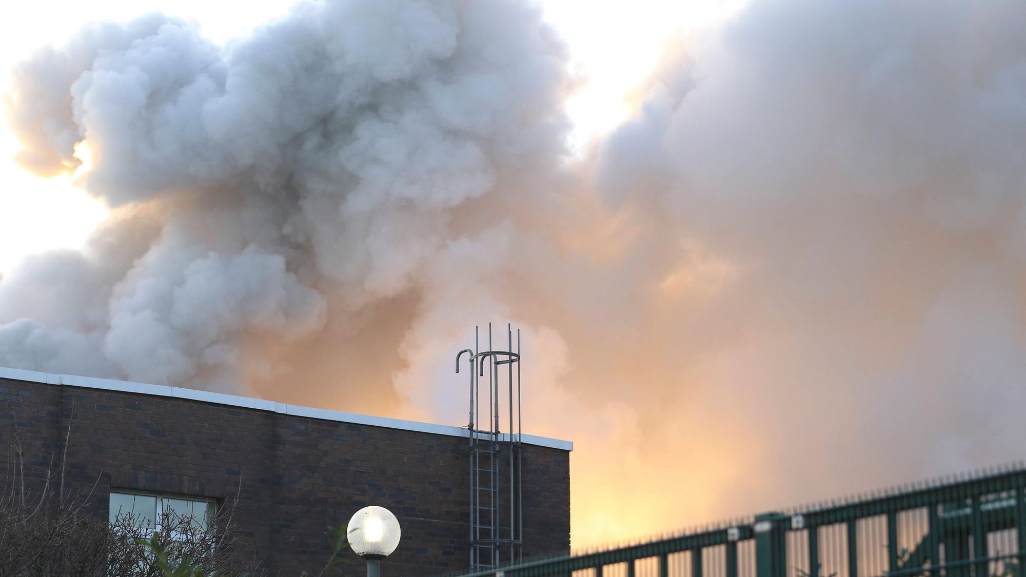 Dichter Rauch über einem Gebäude im Industriegebiet ist am 22. Dezember 2025 in Krefeld zu sehen. Nun brannte es hier erneut.