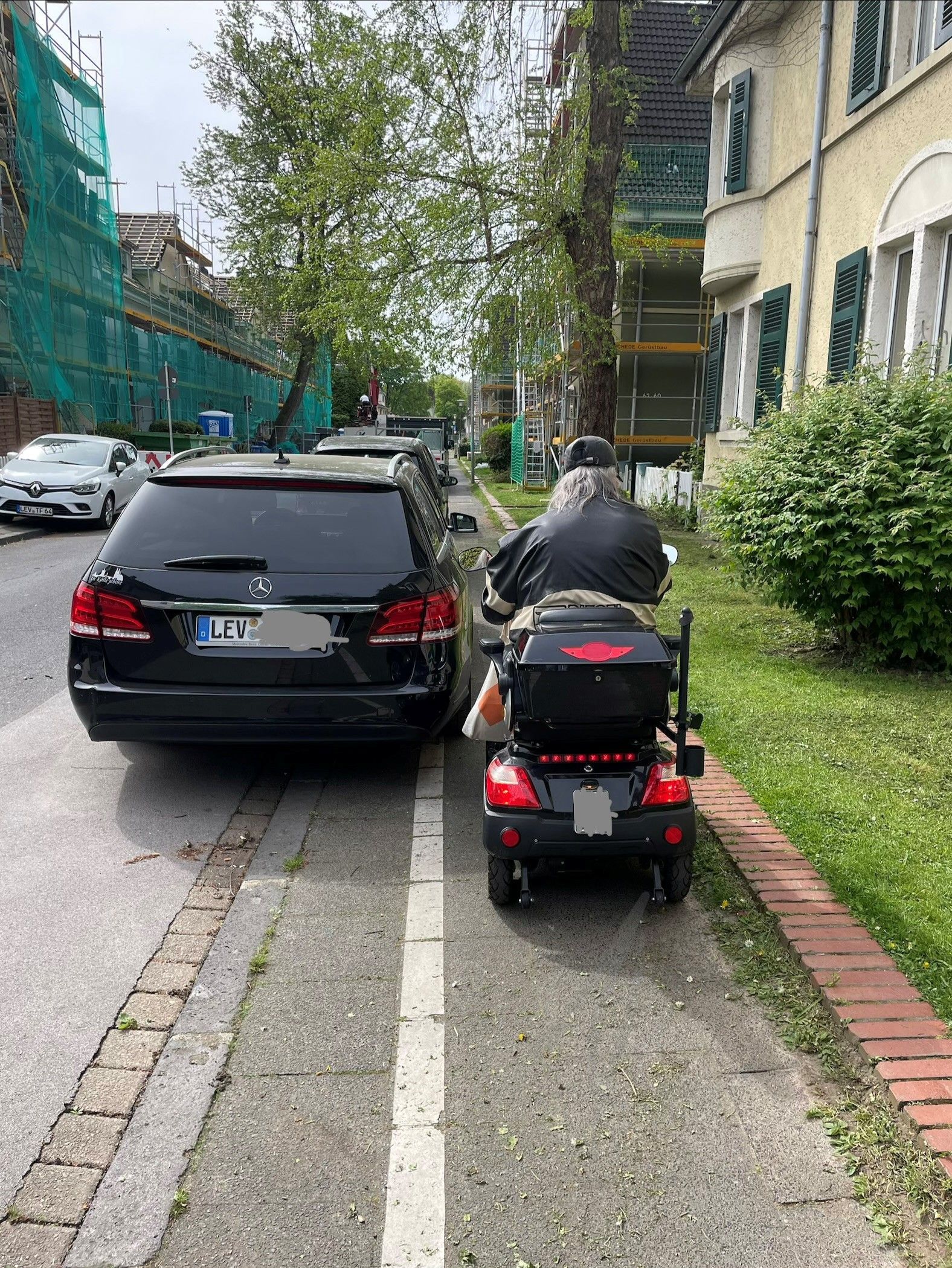 Andreas Hollstein kommt in einigen Straßen in Leverkusen nicht mehr am Gehweg durch.