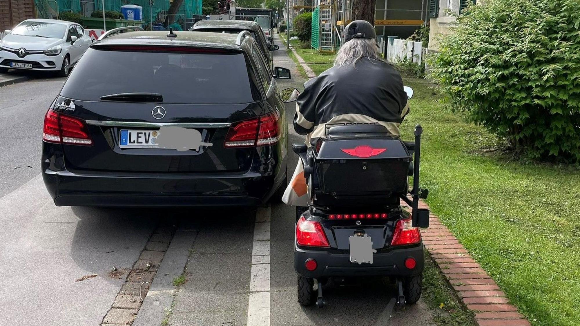 Andreas Hollstein kommt in einigen Straßen in Leverkusen nicht mehr am Gehweg durch.
