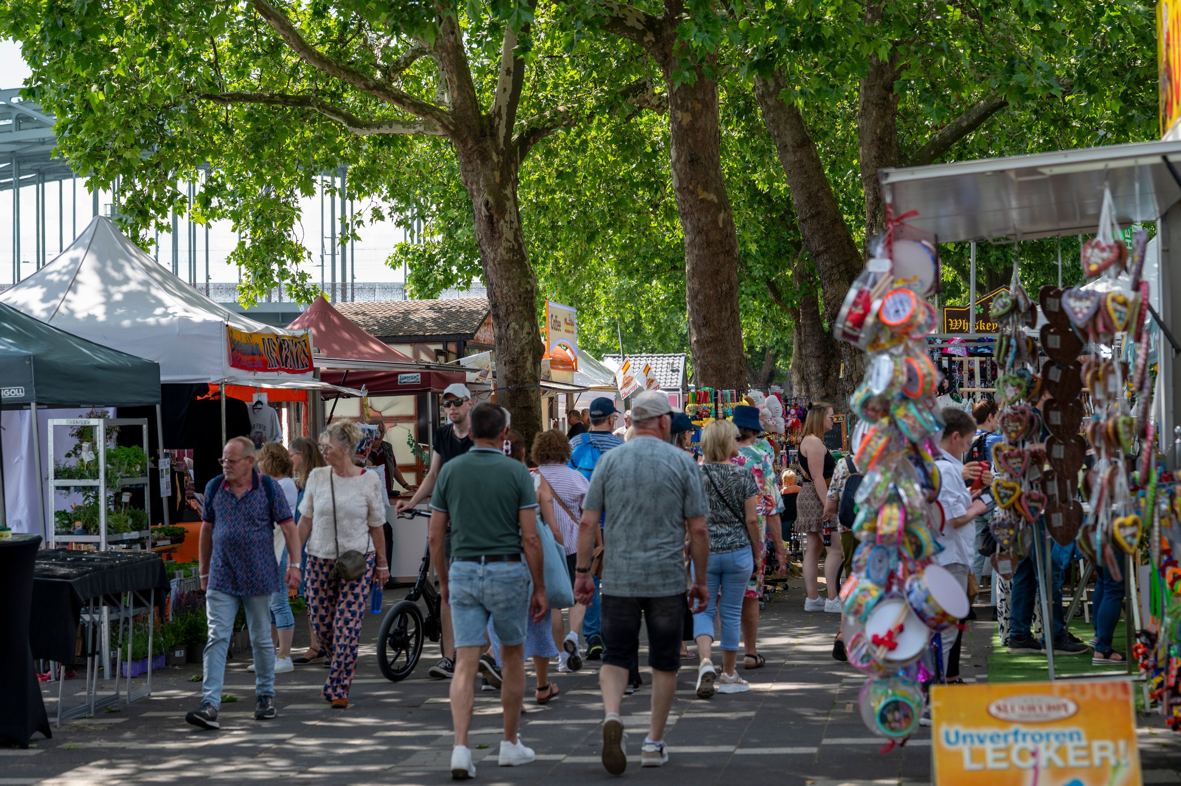 „Frühlingsfest auf der Rheinuferpromenade“ mit vielen Ständen und Besuchern.