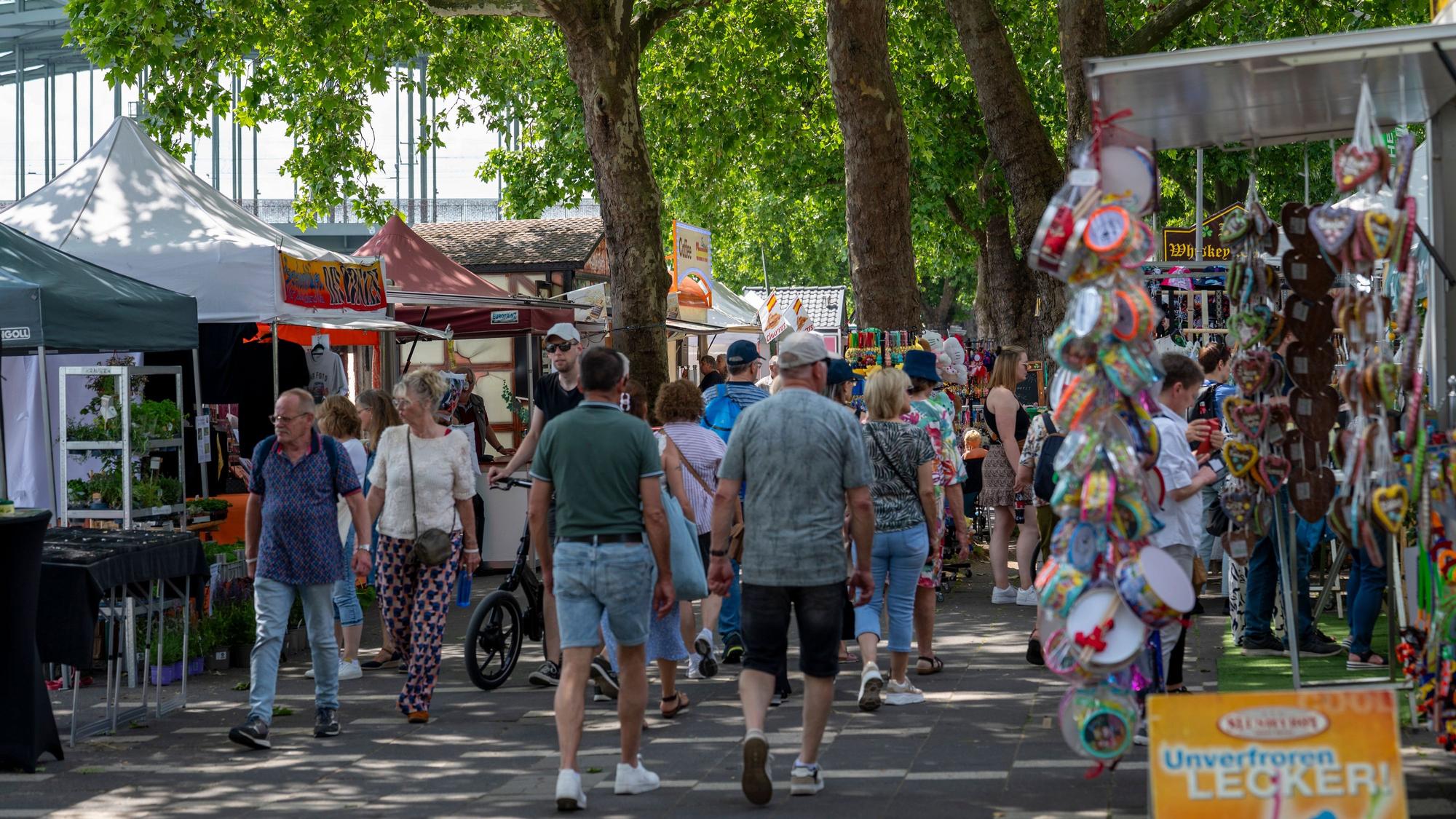 Das Frühlingsfest auf der Rheinuferpromenade soll Kunsthandwerk, Biergarten und Foodtrucks vereinen. (Archiv 2025)