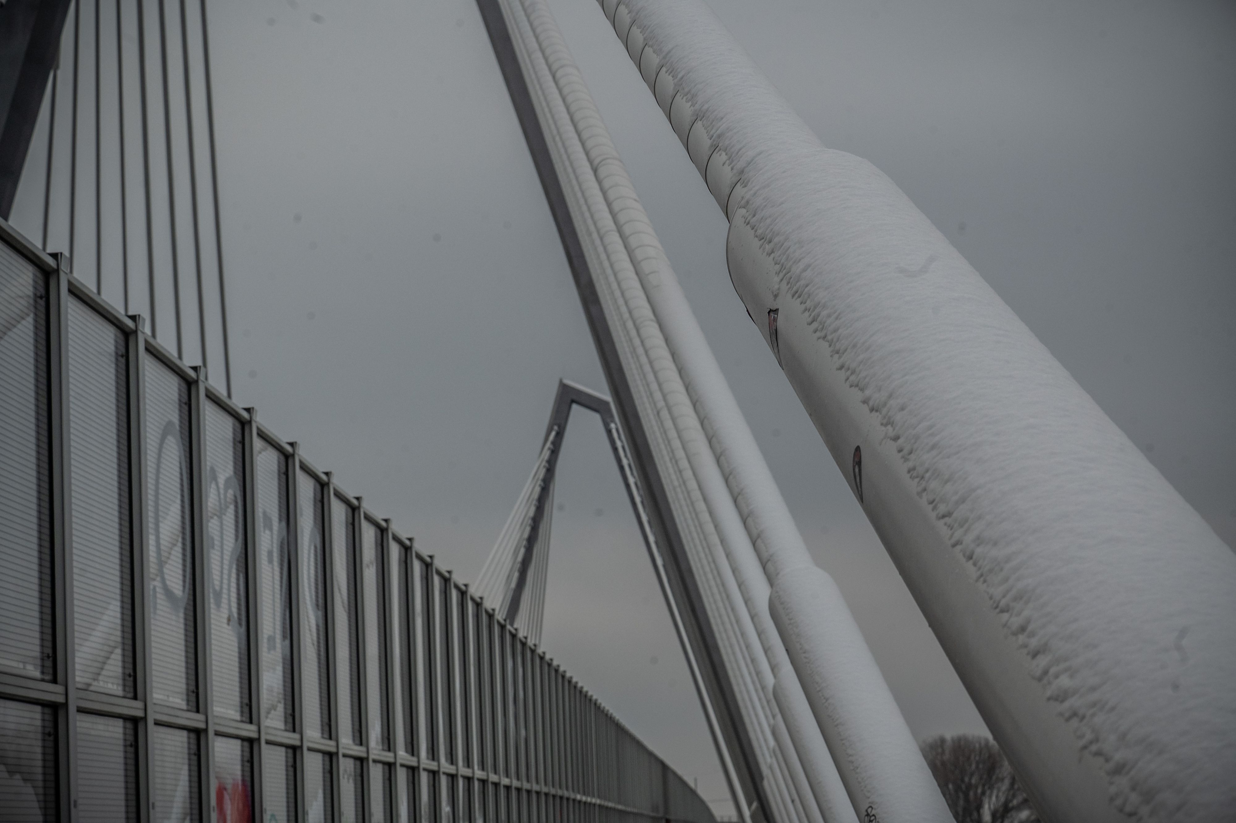 Schnee liegt auf den Tragseilen der Autobahnbrücke..   Bild: Ralf Krieger