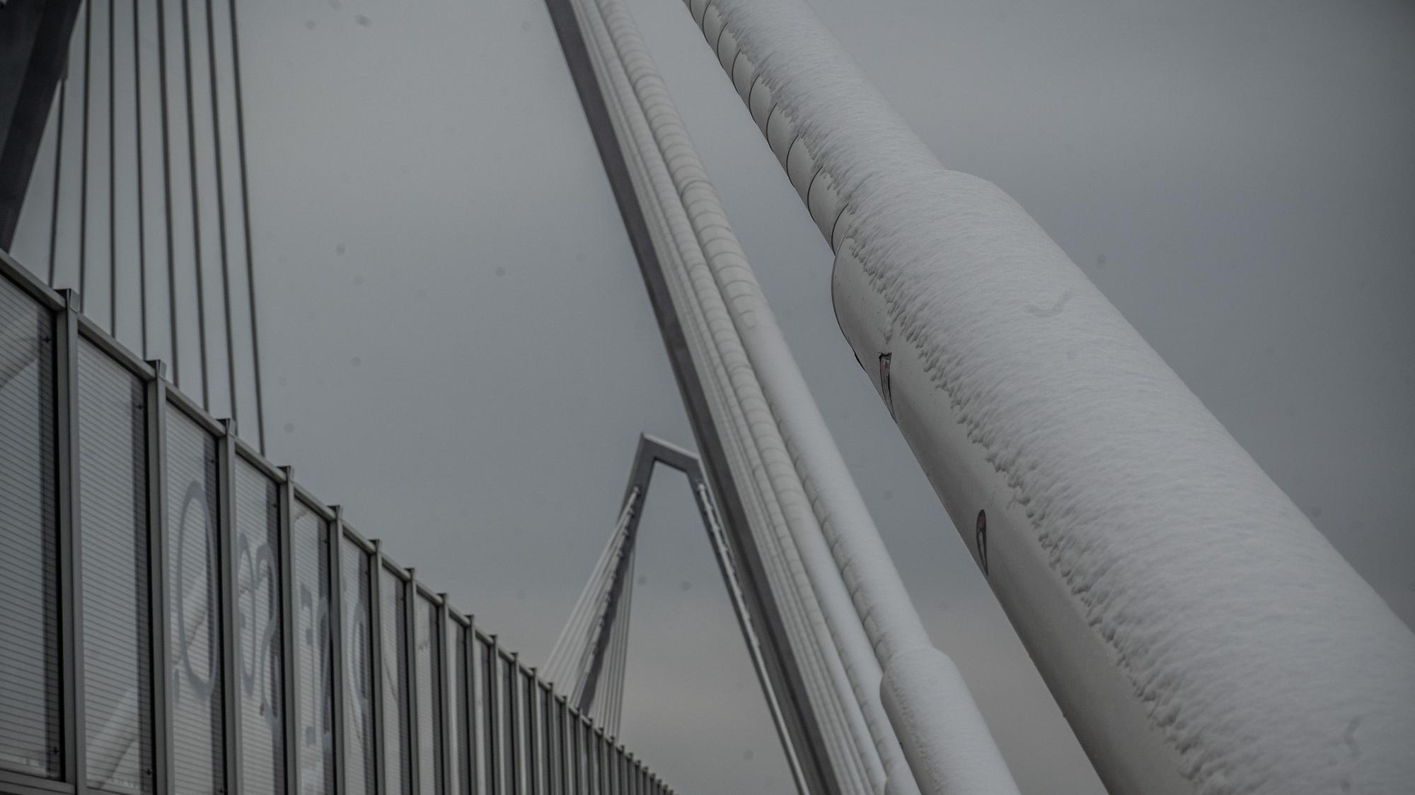 Schnee liegt auf den Tragseilen der Autobahnbrücke.. Bild: Ralf Krieger