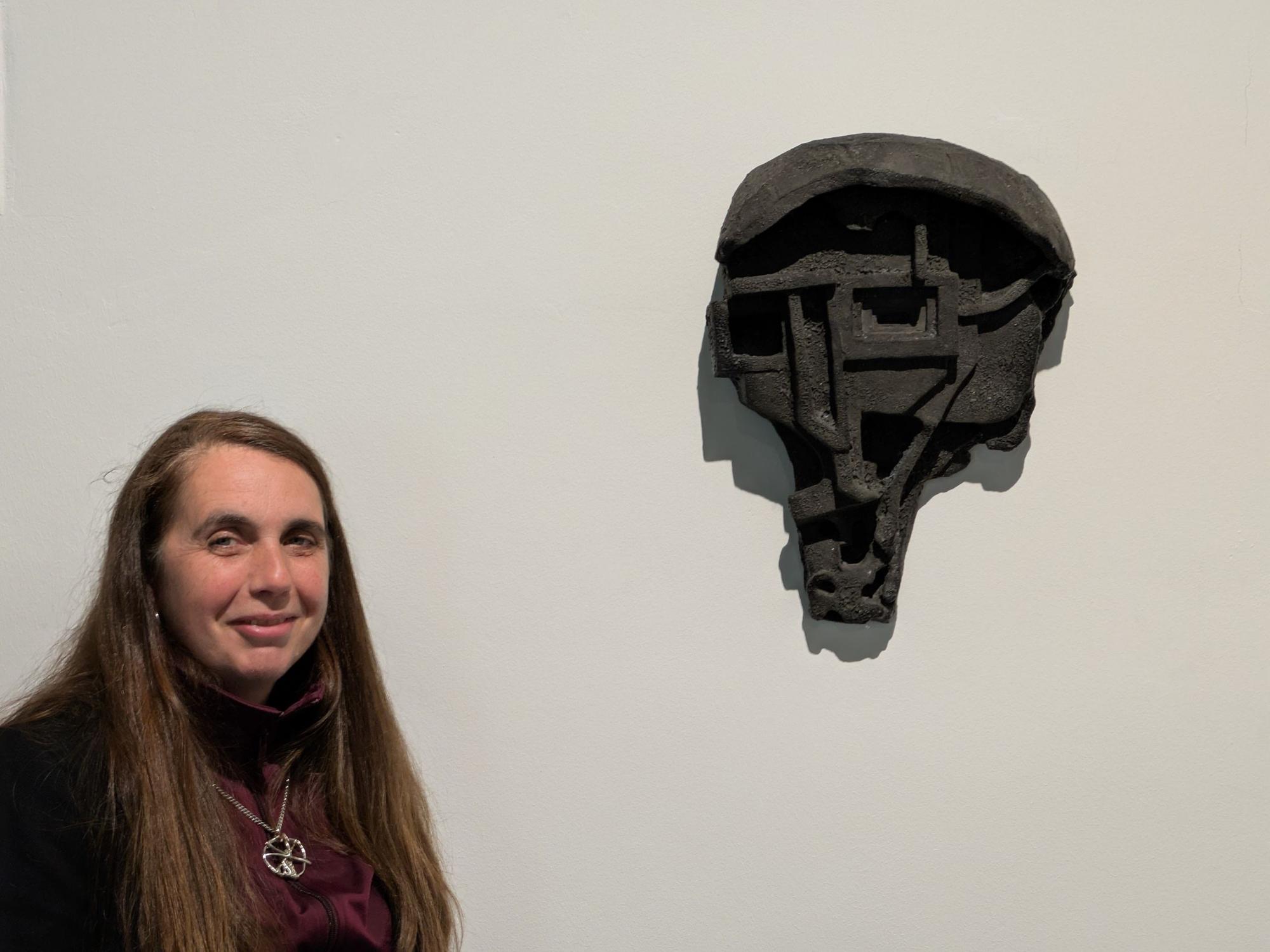 Katleen Vinck mit ihrer Skulptur „Present Tense“